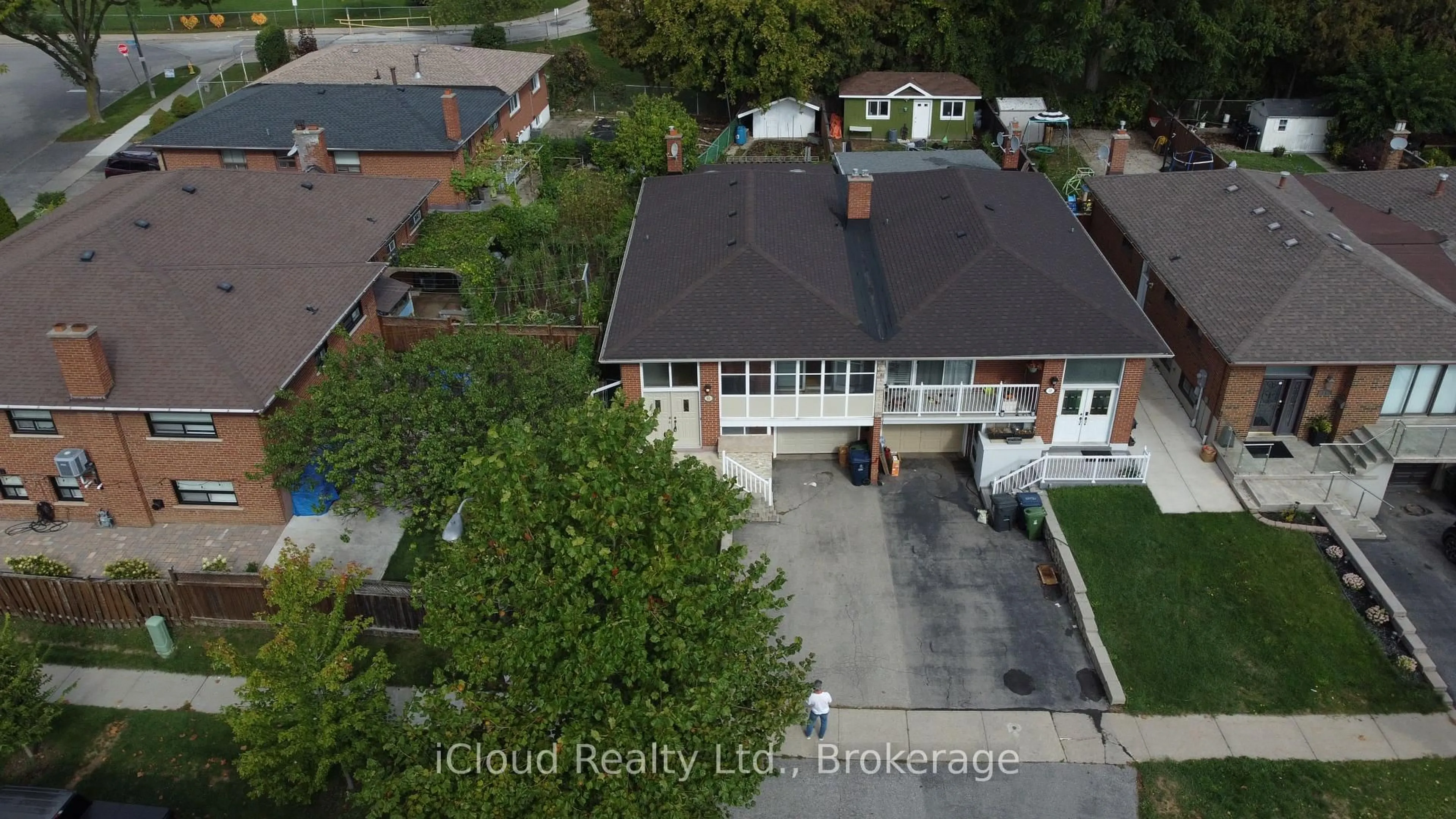 A pic from outside/outdoor area/front of a property/back of a property/a pic from drone, street for 61 Rockbank Cres, Toronto Ontario M9M 1L1