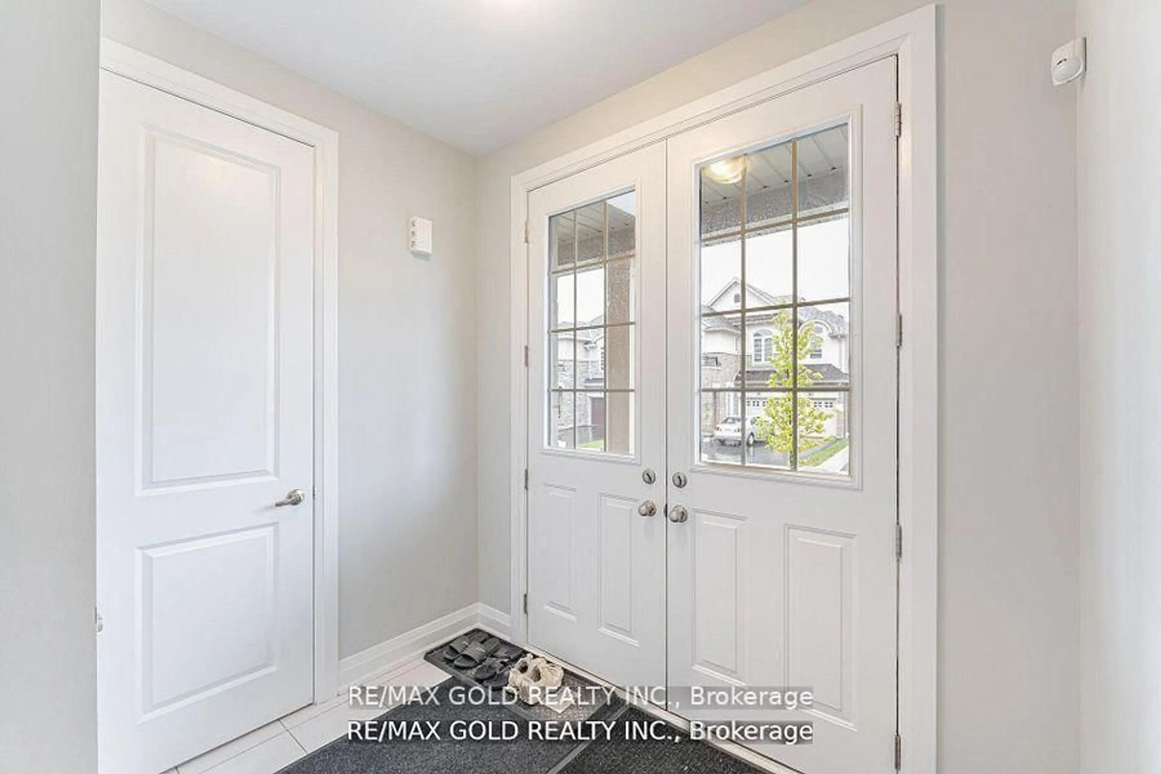 Indoor entryway for 50 Donald Stewart Rd, Brampton Ontario L7A 5J1