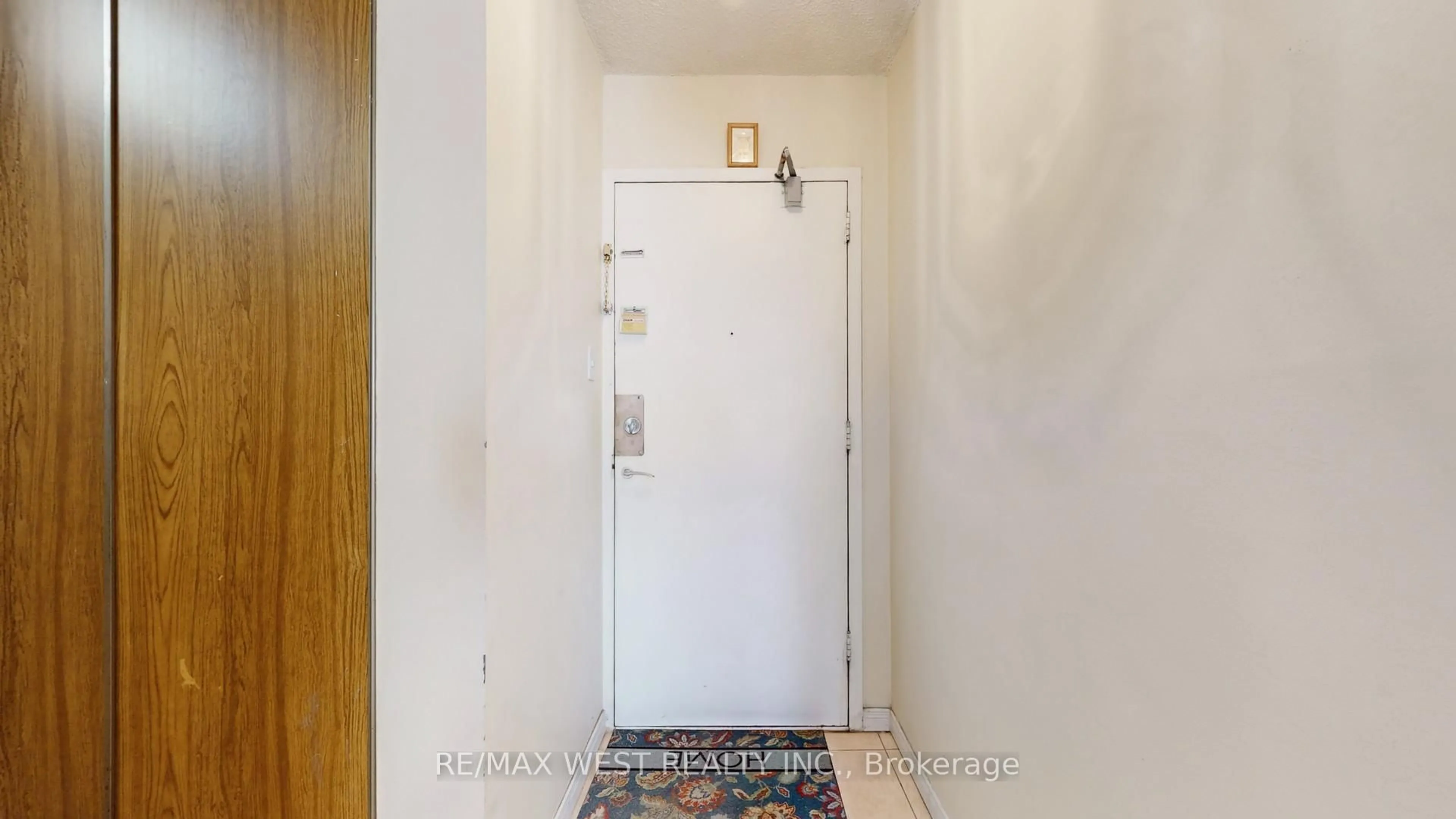 Indoor entryway for 940 Caledonia Rd #210, Toronto Ontario M6B 3Y4