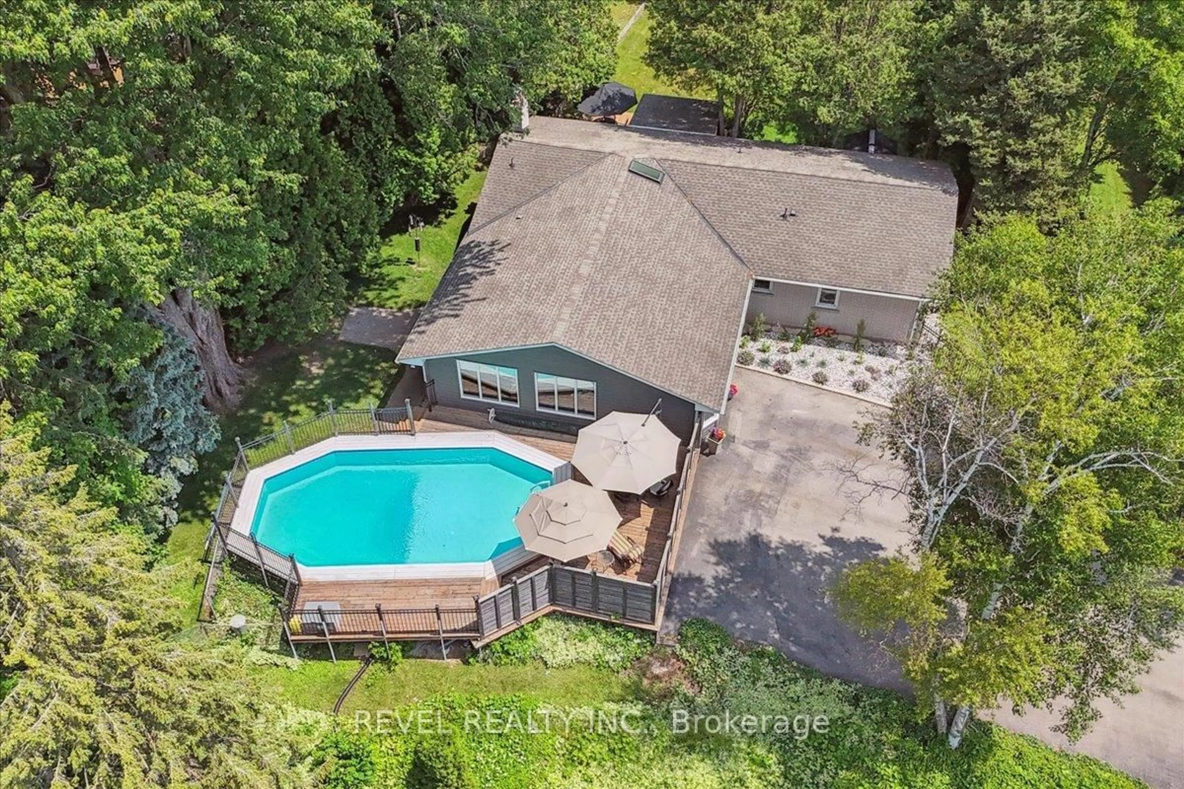 A pic from outside/outdoor area/front of a property/back of a property/a pic from drone, water/lake/river/ocean view for 15 Ireson Rd, Burlington Ontario L7R 3X5