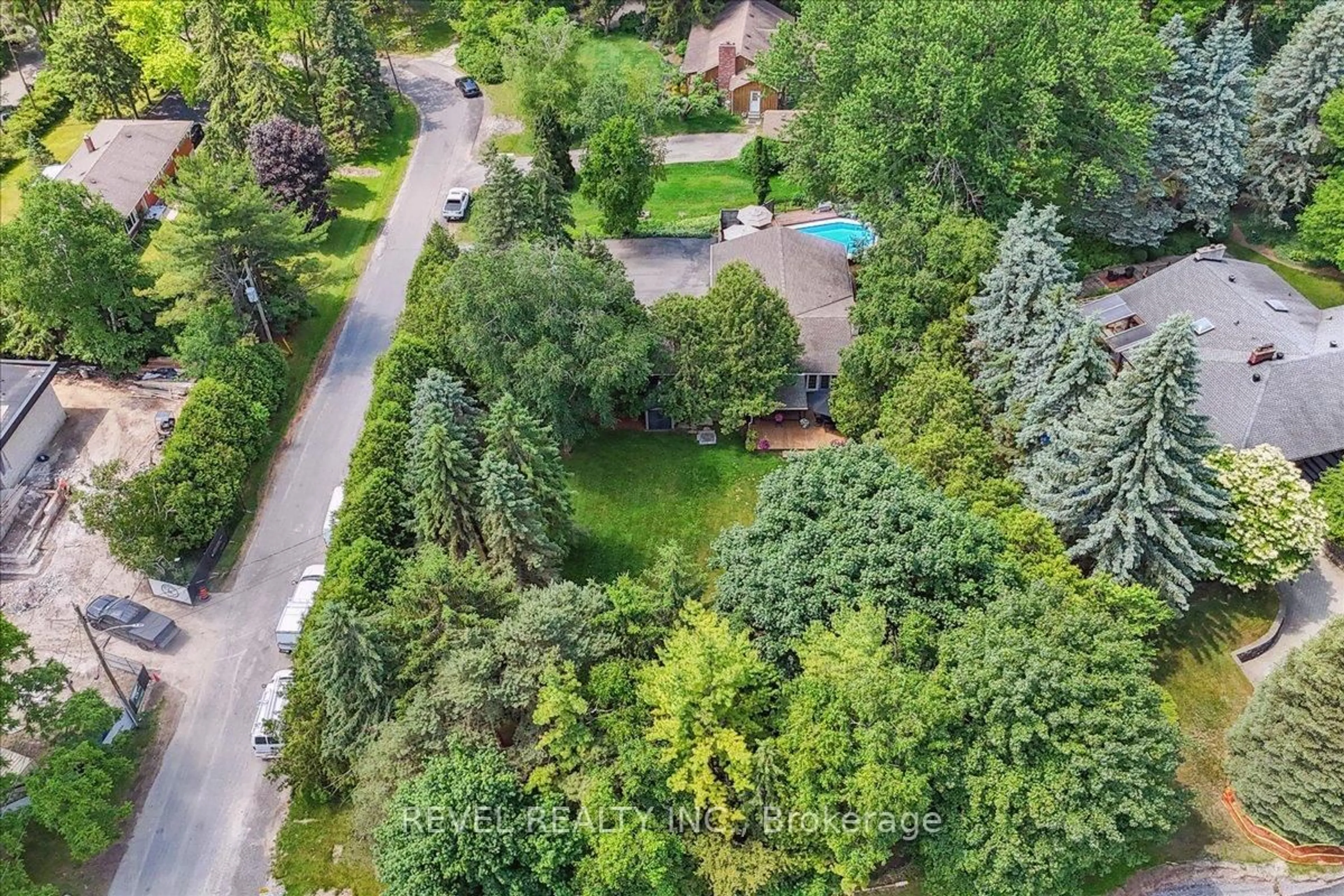 A pic from outside/outdoor area/front of a property/back of a property/a pic from drone, forest/trees view for 15 Ireson Rd, Burlington Ontario L7R 3X5