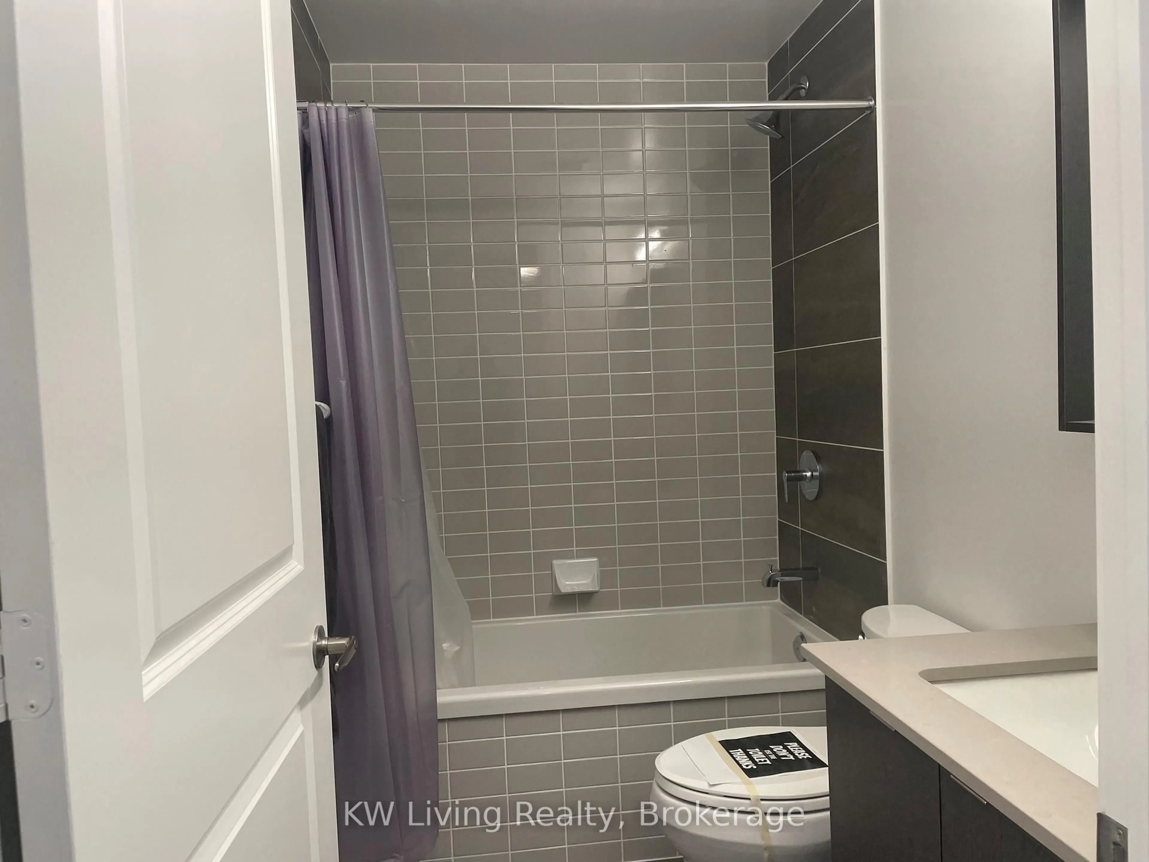 Standard bathroom, ceramic/tile floor for 4655 Metcalfe Ave #308, Mississauga Ontario L5M 0Z7
