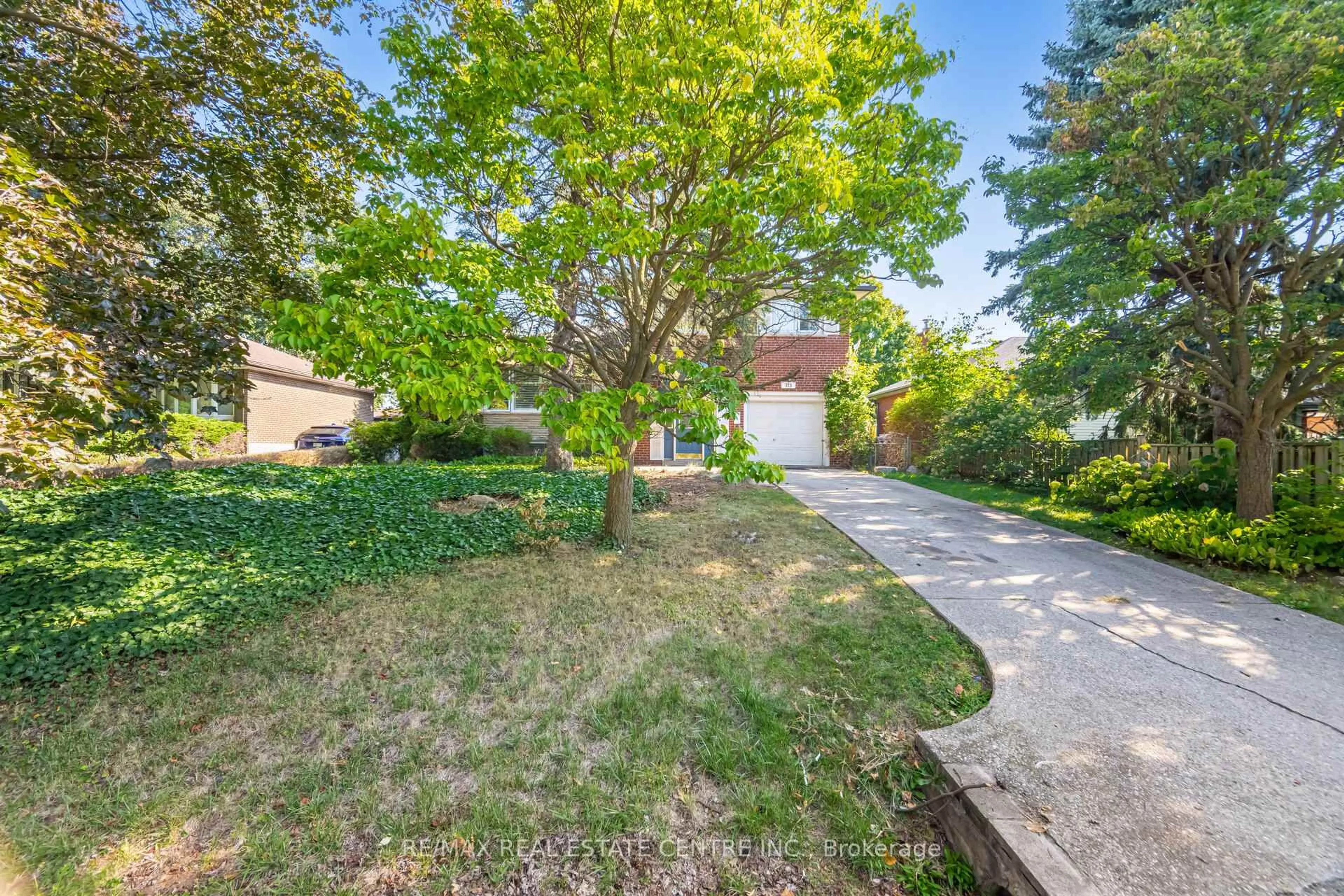 A pic from outside/outdoor area/front of a property/back of a property/a pic from drone, street for 525 SWANN Dr, Oakville Ontario L6L 3W9