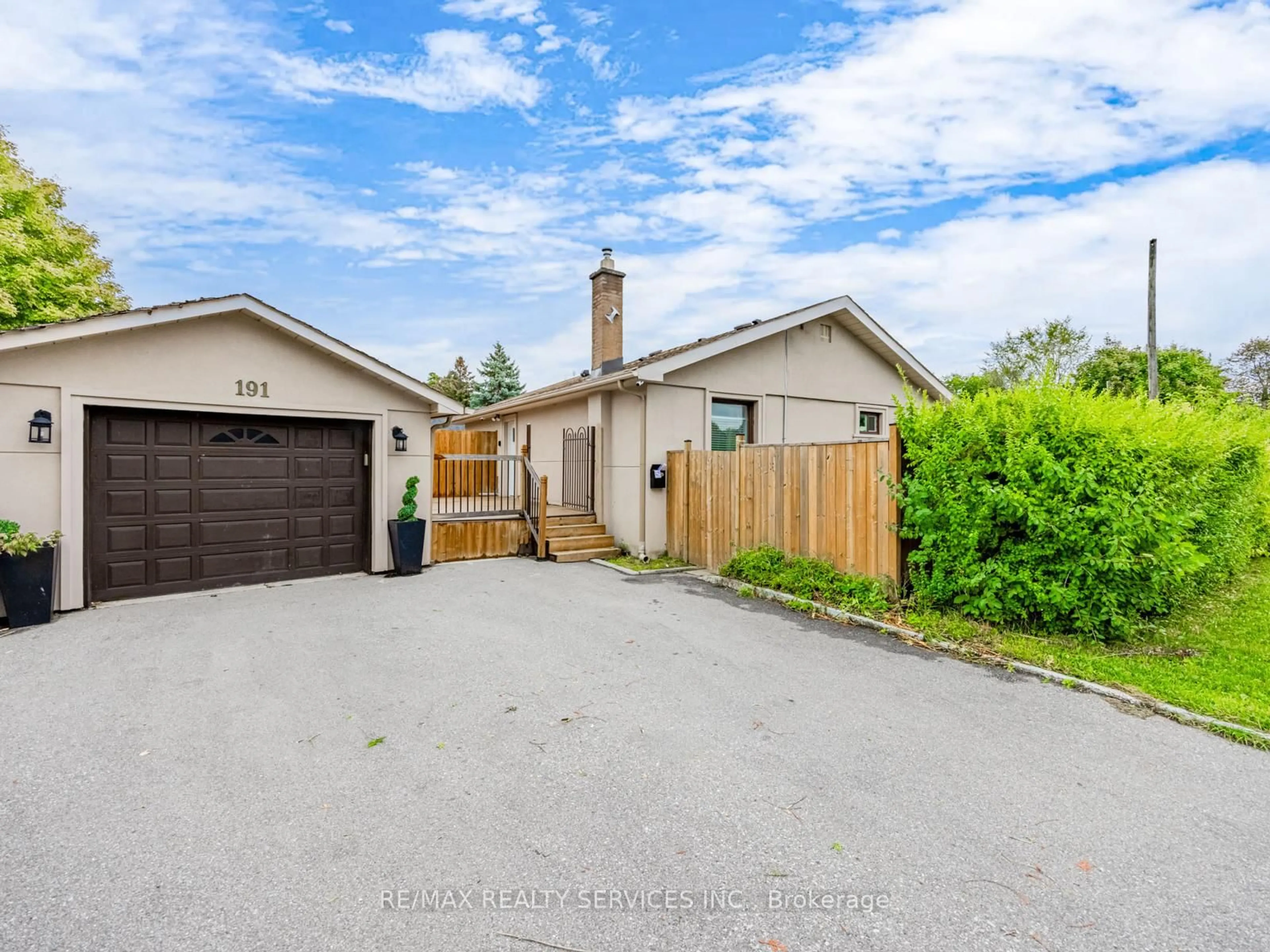 A pic from outside/outdoor area/front of a property/back of a property/a pic from drone, street for 191 Deane Ave, Oakville Ontario L6K 1N4