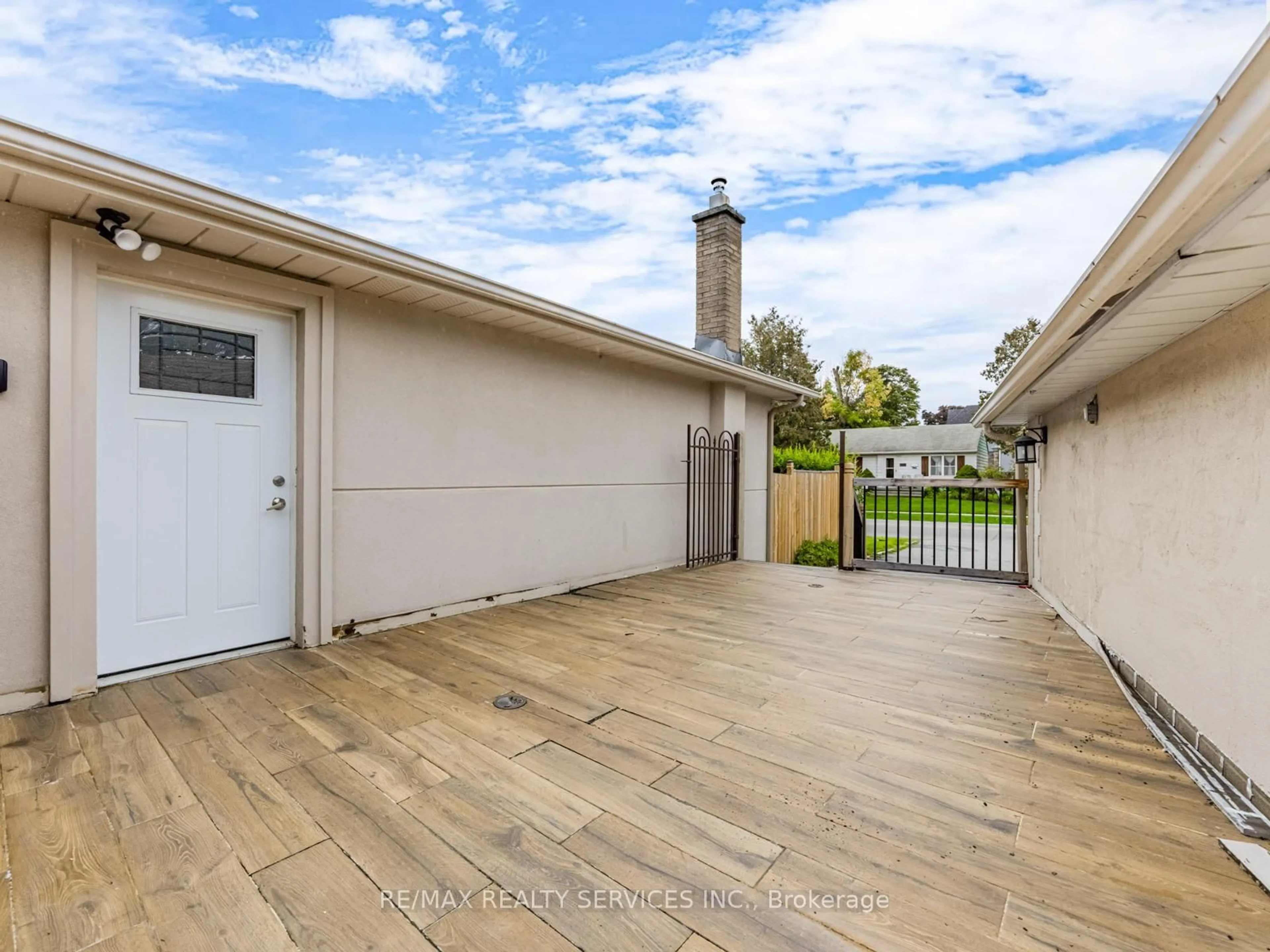 A pic from outside/outdoor area/front of a property/back of a property/a pic from drone, street for 191 Deane Ave, Oakville Ontario L6K 1N4