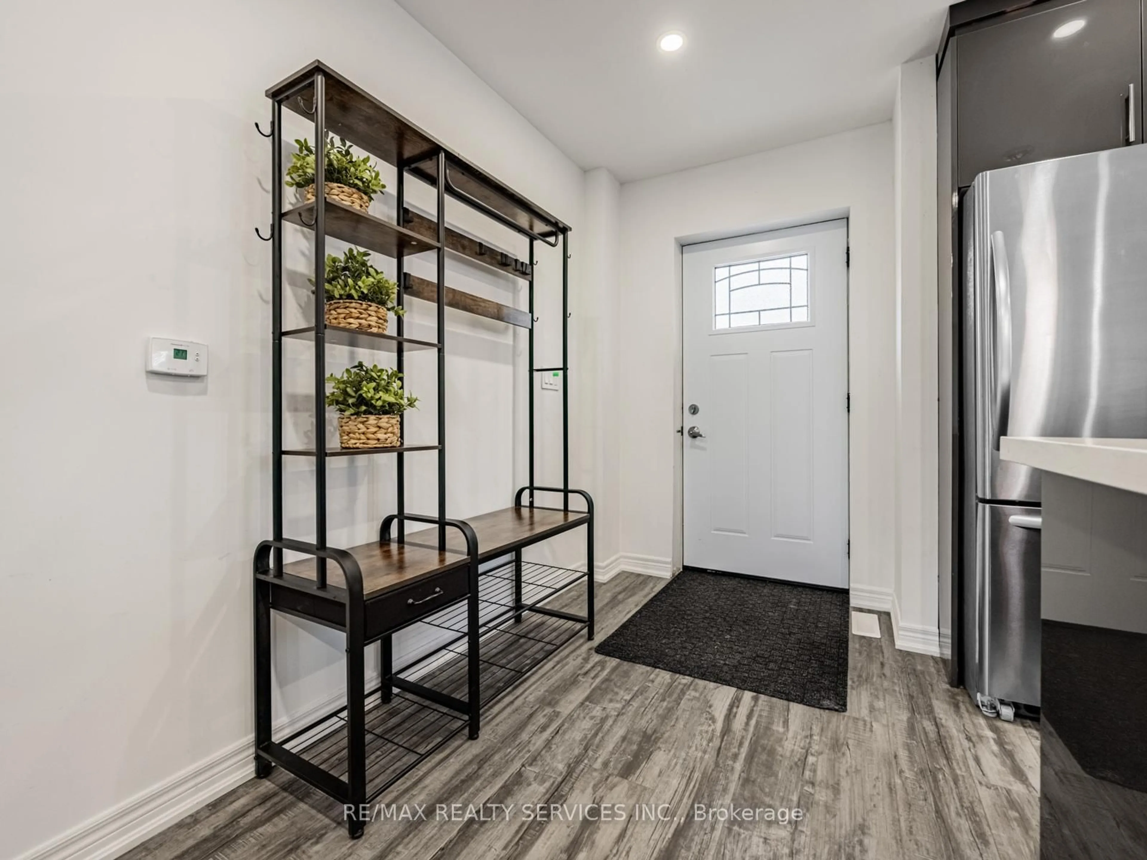 Indoor entryway for 191 Deane Ave, Oakville Ontario L6K 1N4