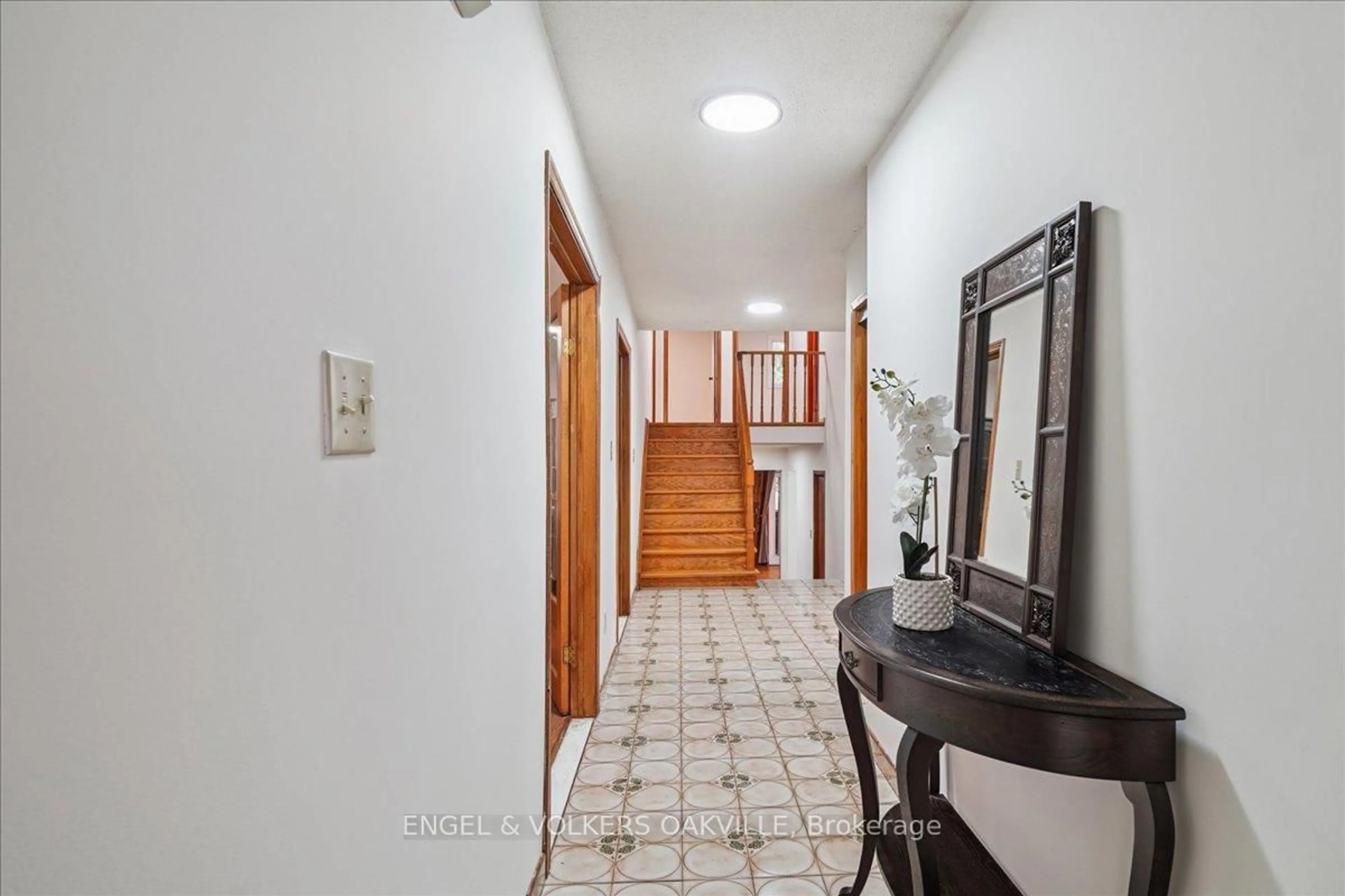 Indoor foyer for 4170 Sunset Valley Crt, Mississauga Ontario L4W 3L5