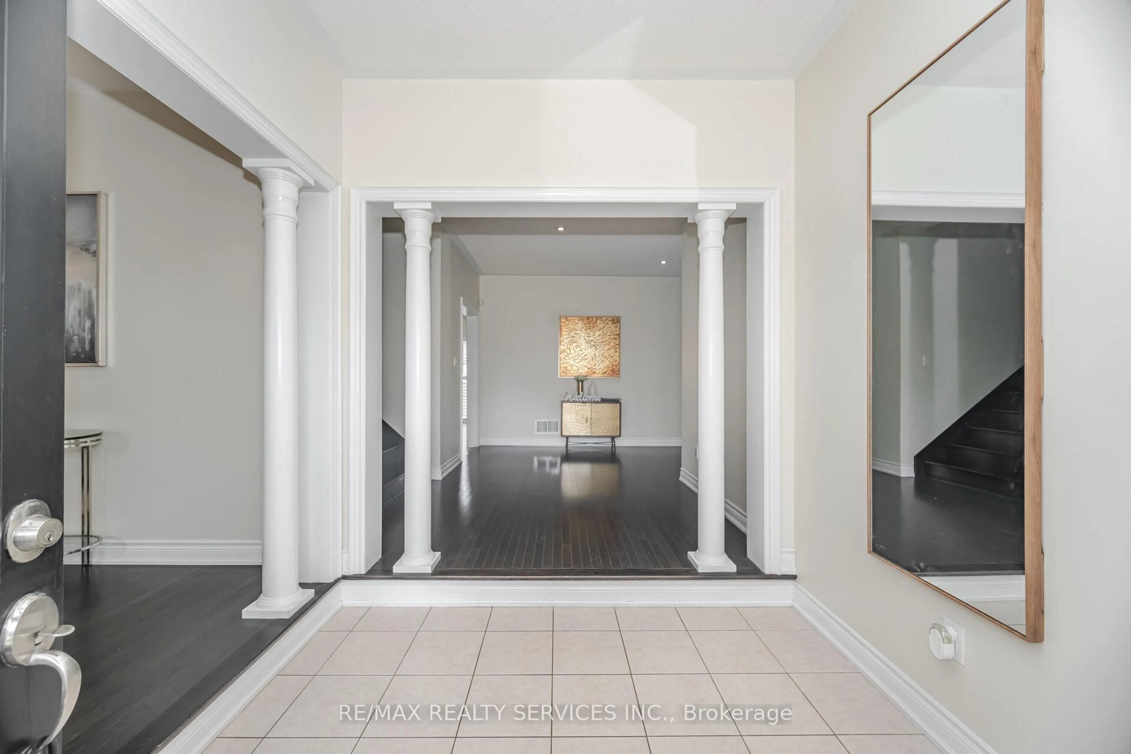 Indoor foyer for 6 BEACON HILL Dr, Brampton Ontario L6X 0V6