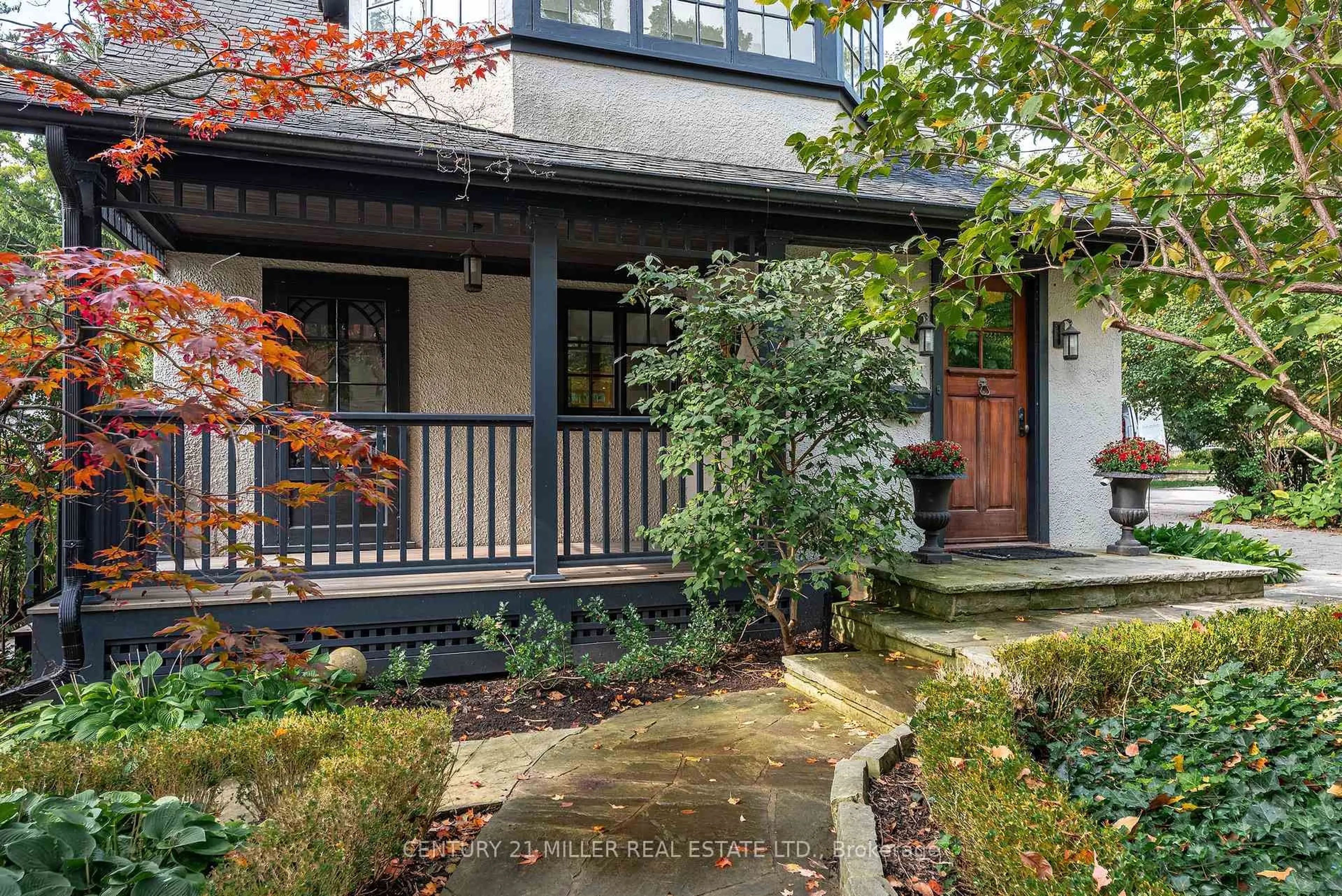 Home with brick exterior material, street for 44 Howard Ave, Oakville Ontario L6J 3Y3