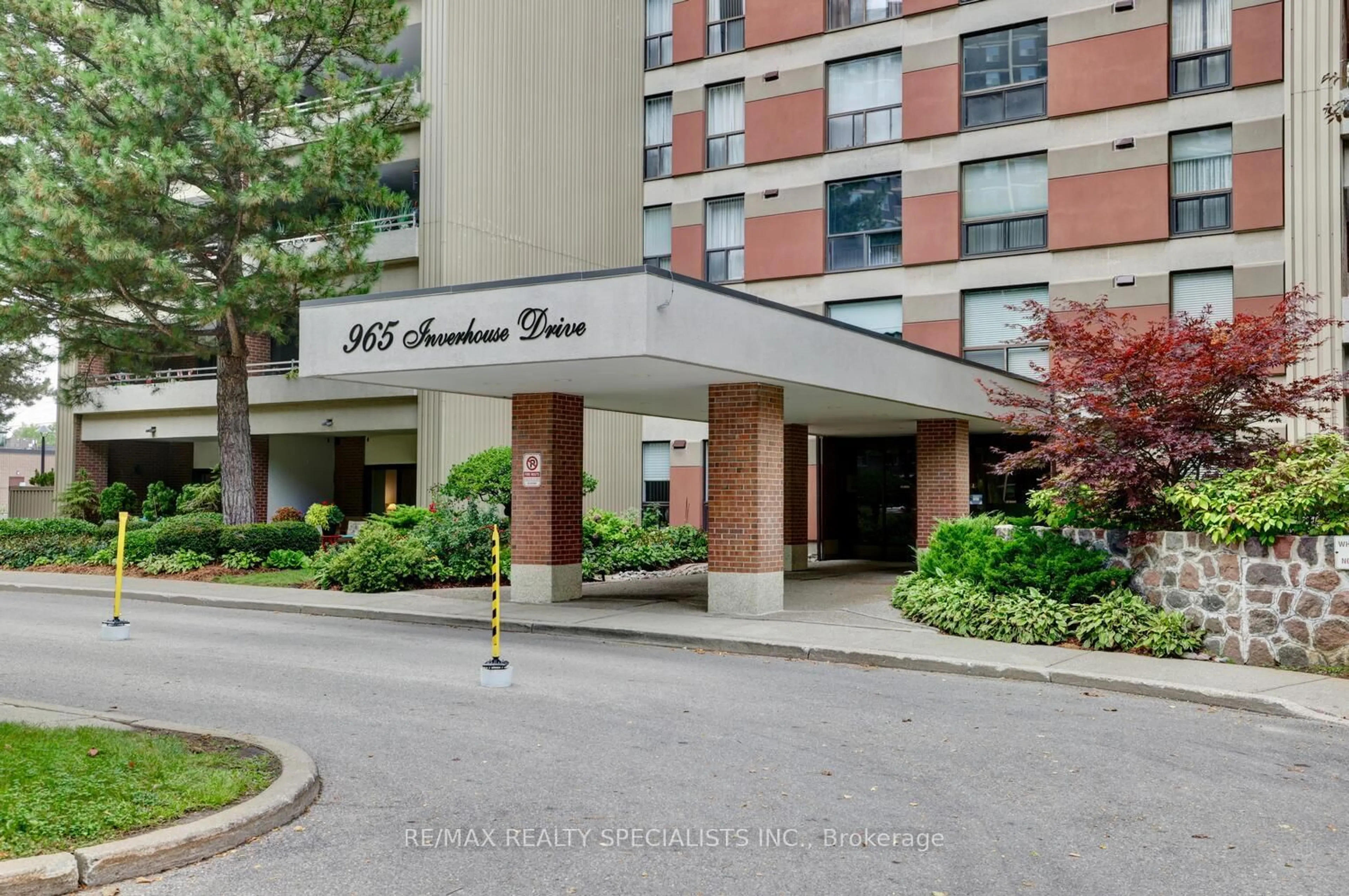 Indoor foyer for 965 Inverhouse Dr #203, Mississauga Ontario L5J 4B4