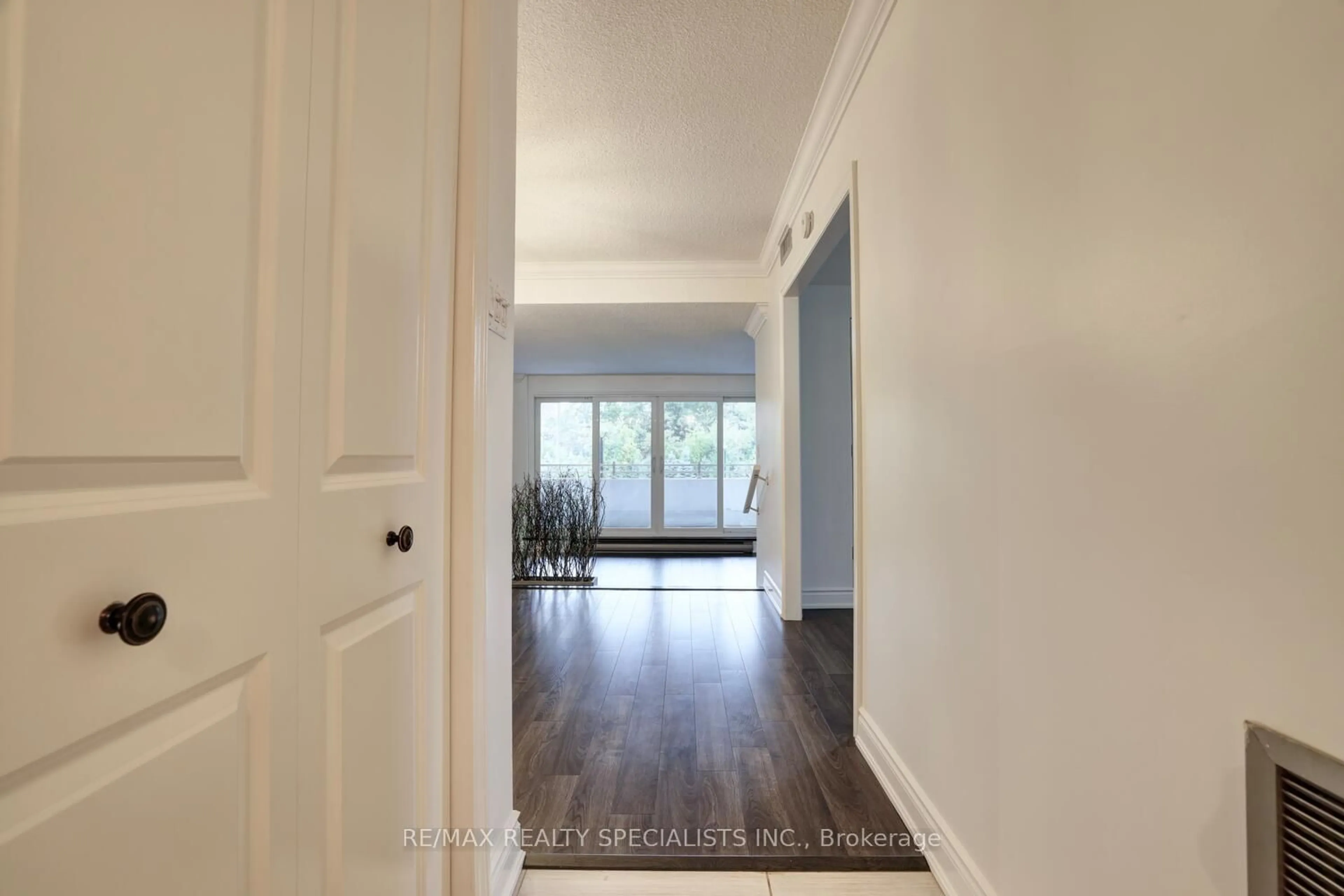 Indoor entryway for 965 Inverhouse Dr #203, Mississauga Ontario L5J 4B4