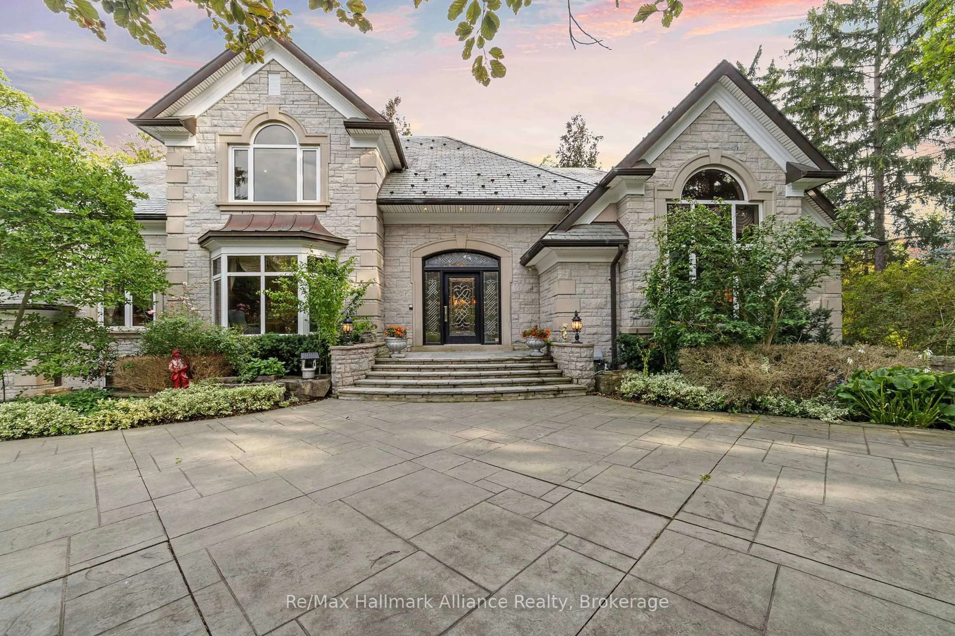 Home with brick exterior material, street for 1024 Linbrook Rd, Oakville Ontario L6J 2L1