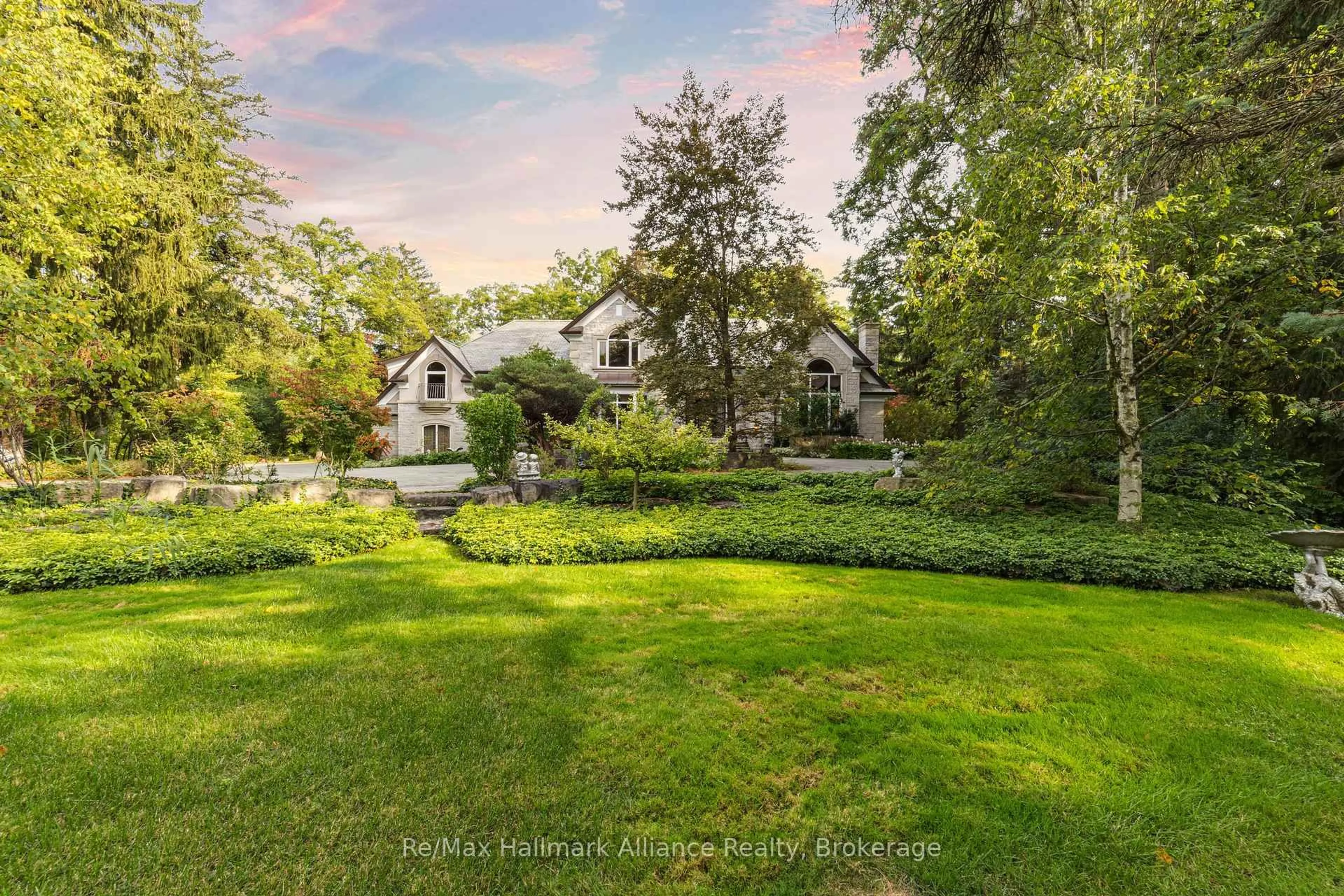 A pic from outside/outdoor area/front of a property/back of a property/a pic from drone, unknown for 1024 Linbrook Rd, Oakville Ontario L6J 2L1