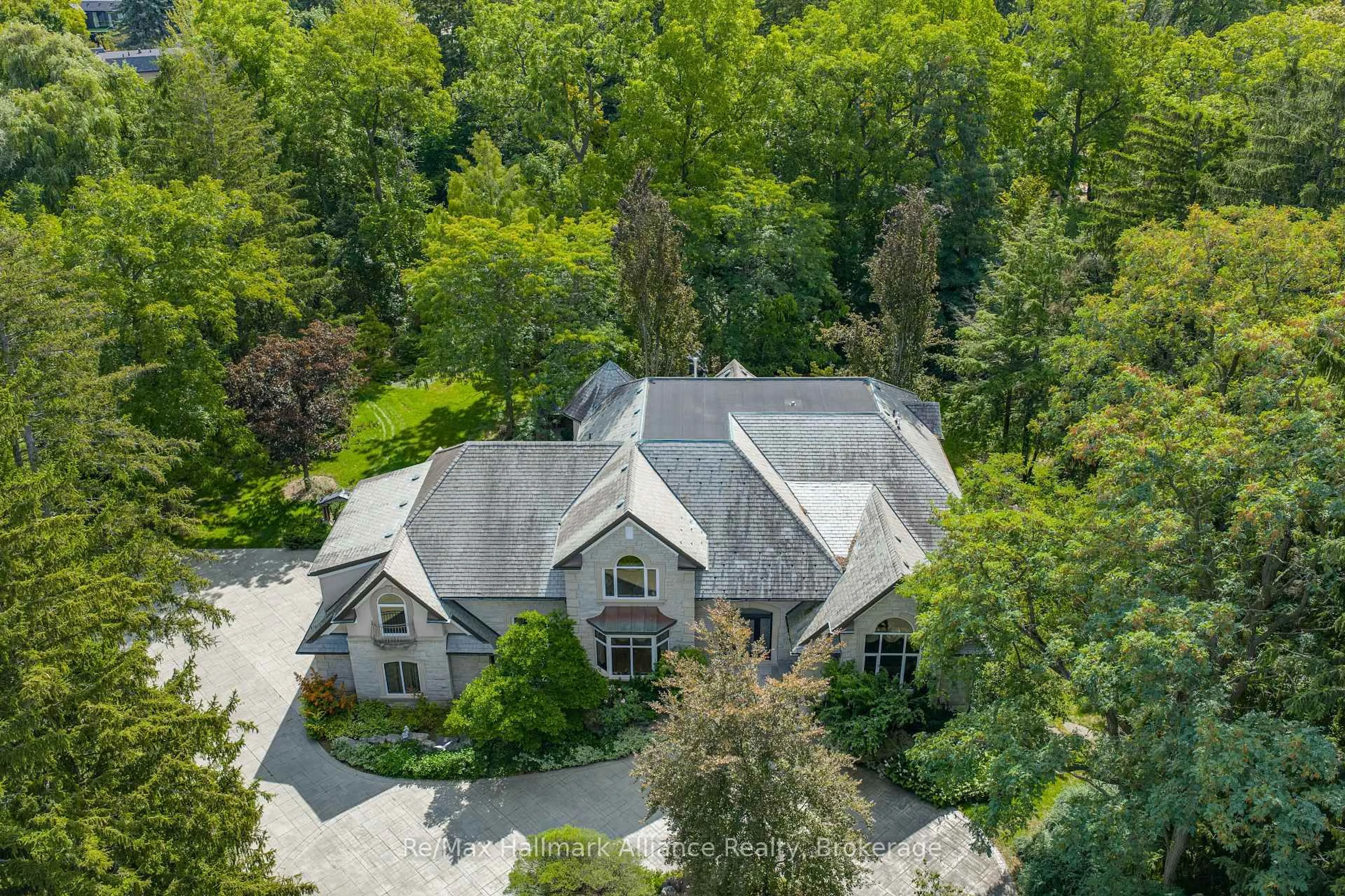 A pic from outside/outdoor area/front of a property/back of a property/a pic from drone, unknown for 1024 Linbrook Rd, Oakville Ontario L6J 2L1