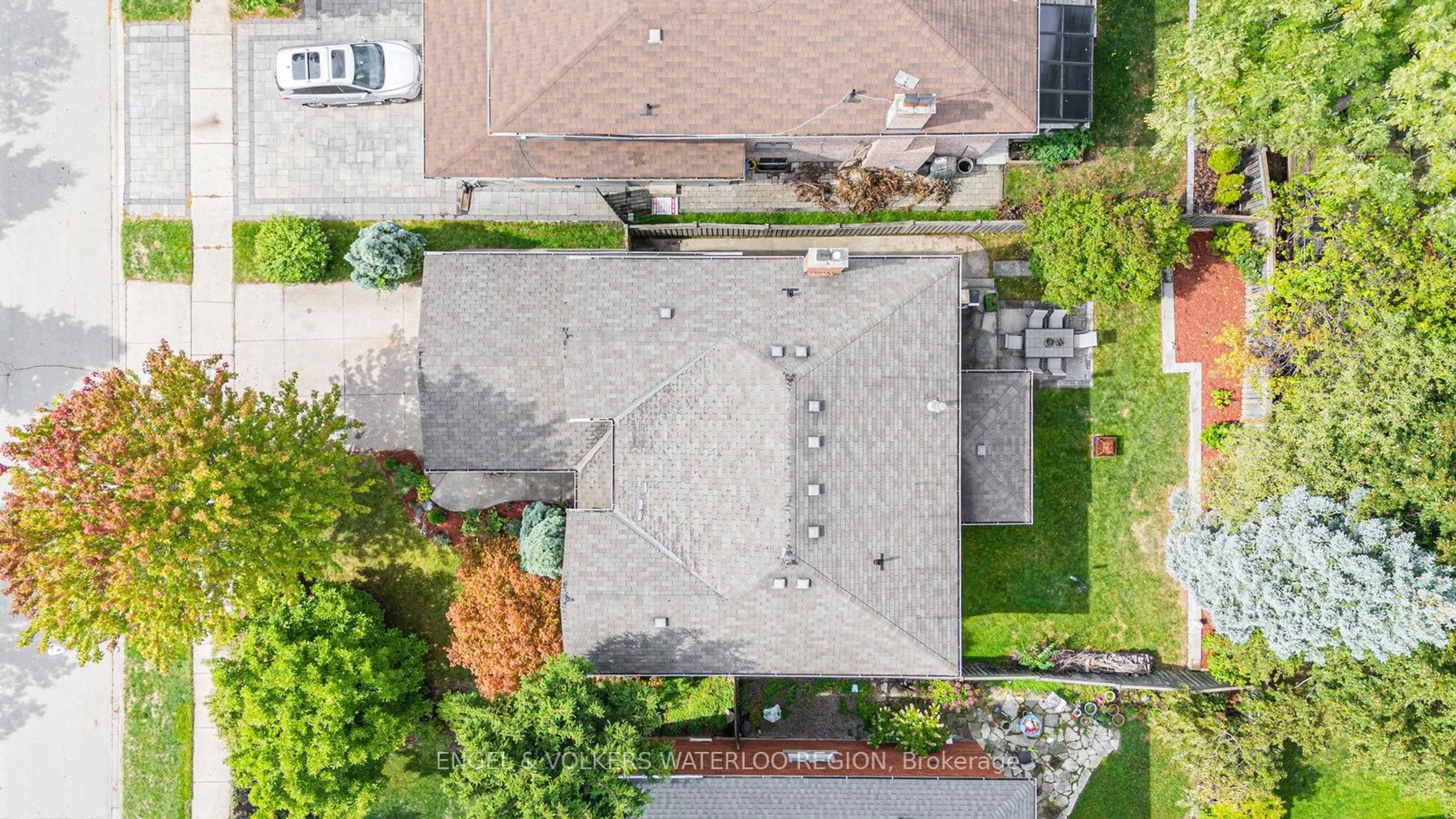 A pic from outside/outdoor area/front of a property/back of a property/a pic from drone, street for 2164 Winding Woods Dr, Oakville Ontario L6H 5T8