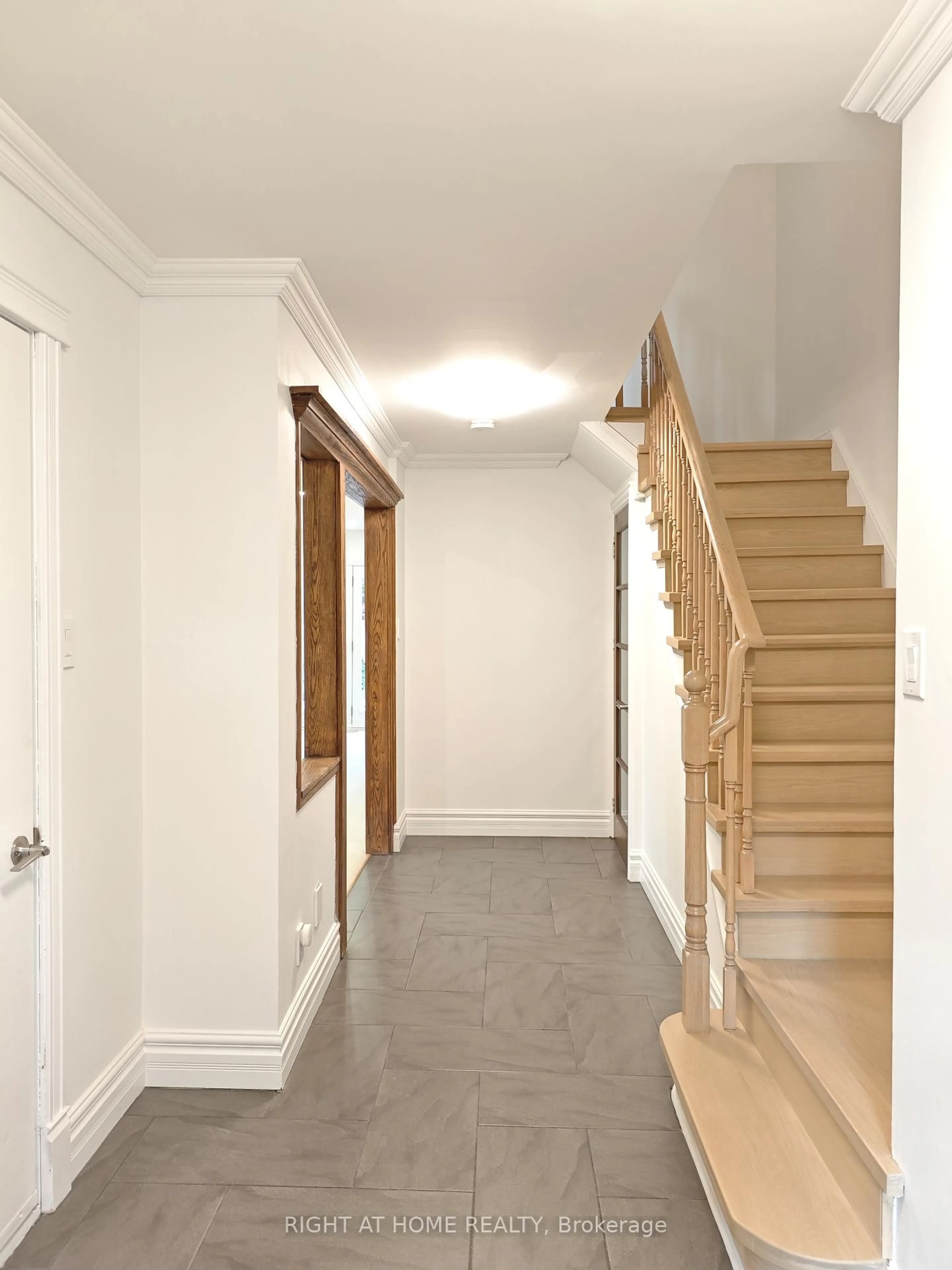 Indoor foyer for 1216 Blackburn Dr, Oakville Ontario L6M 2X9