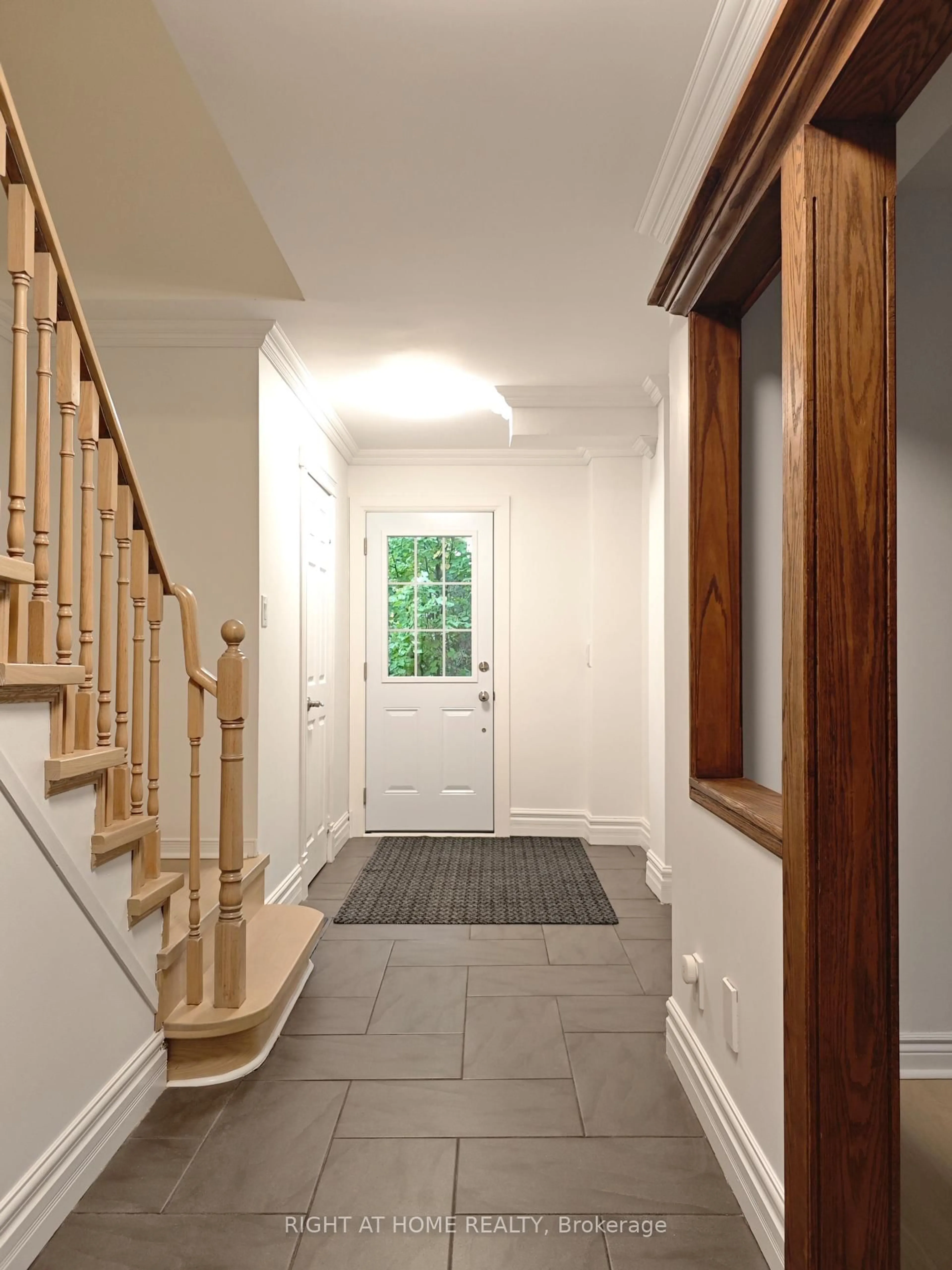 Indoor entryway for 1216 Blackburn Dr, Oakville Ontario L6M 2X9