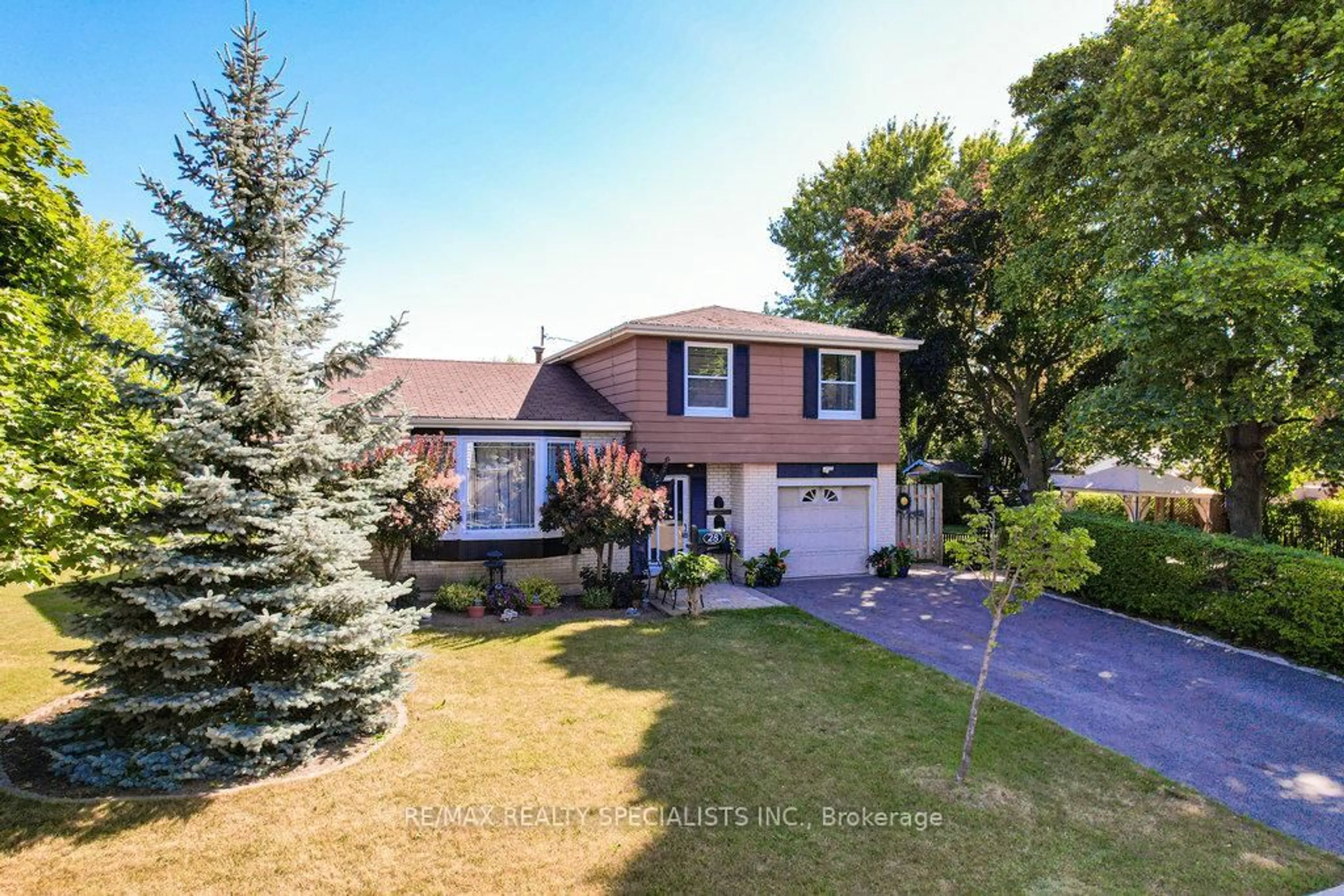 Home with vinyl exterior material, street for 28 Bromley Cres, Brampton Ontario L6T 1Z1