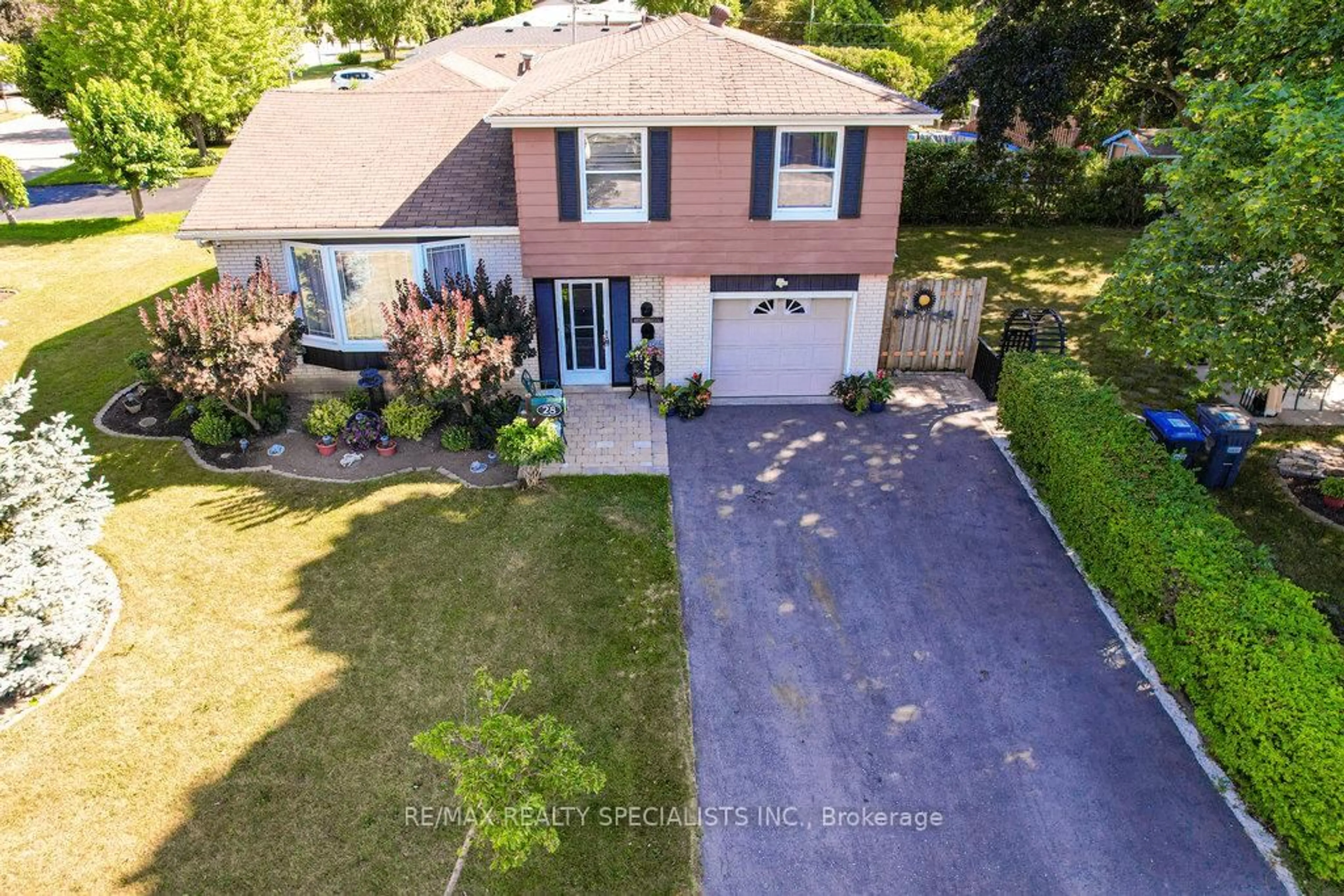 A pic from outside/outdoor area/front of a property/back of a property/a pic from drone, street for 28 Bromley Cres, Brampton Ontario L6T 1Z1