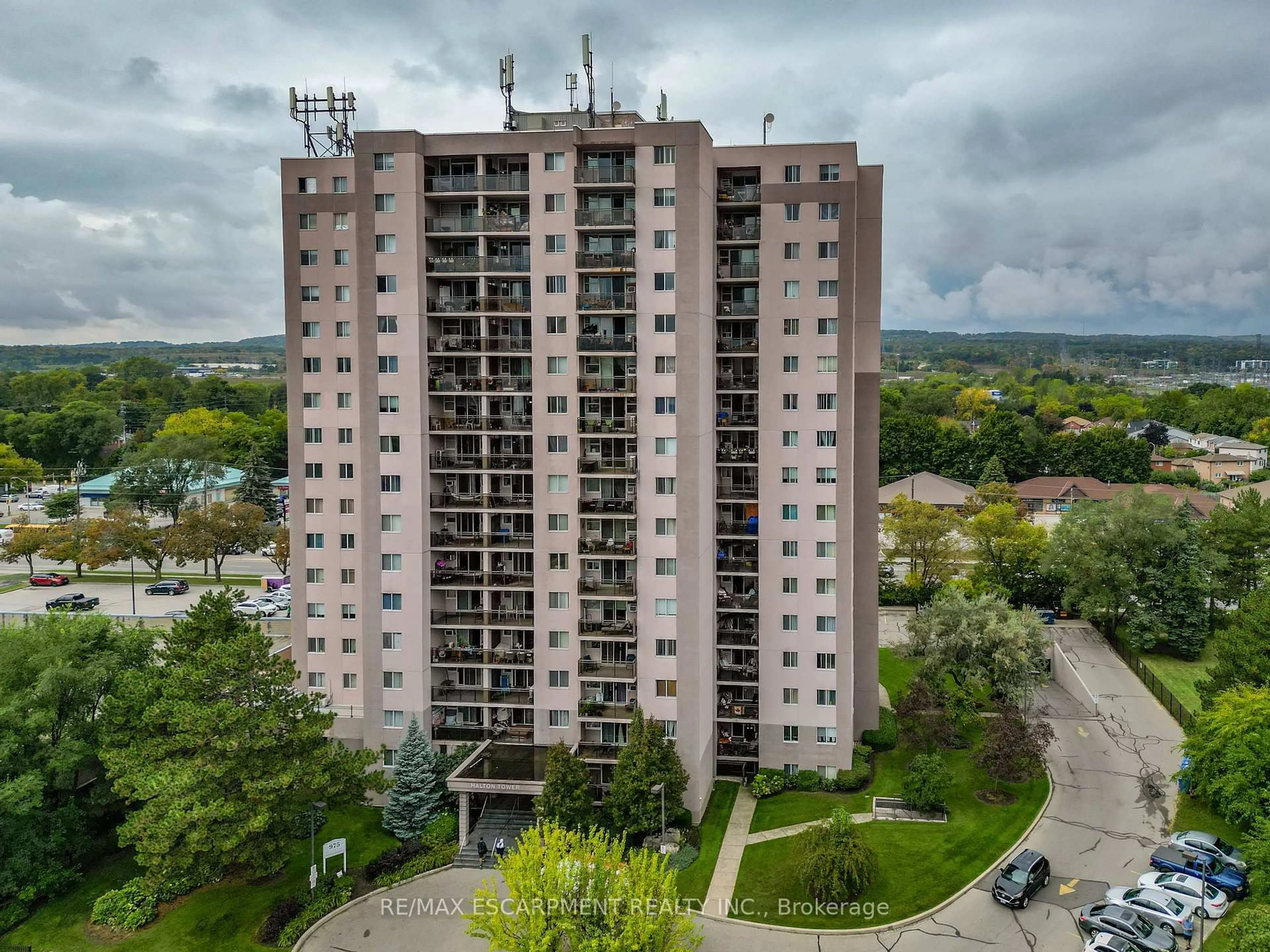 A pic from outside/outdoor area/front of a property/back of a property/a pic from drone, city buildings view from balcony for 975 Warwick Crt #508, Burlington Ontario L7T 3Z7