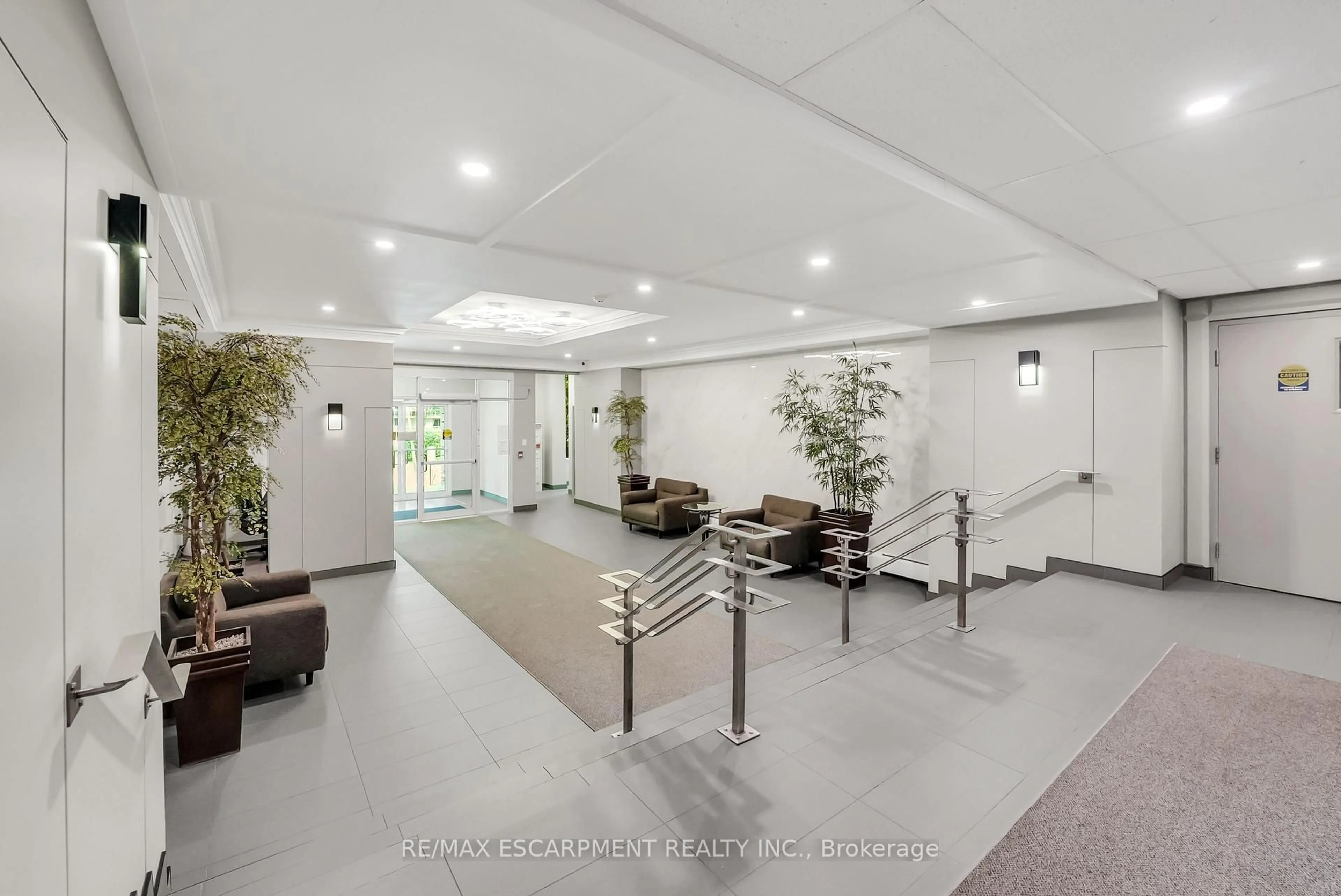 Indoor foyer for 975 Warwick Crt #508, Burlington Ontario L7T 3Z7