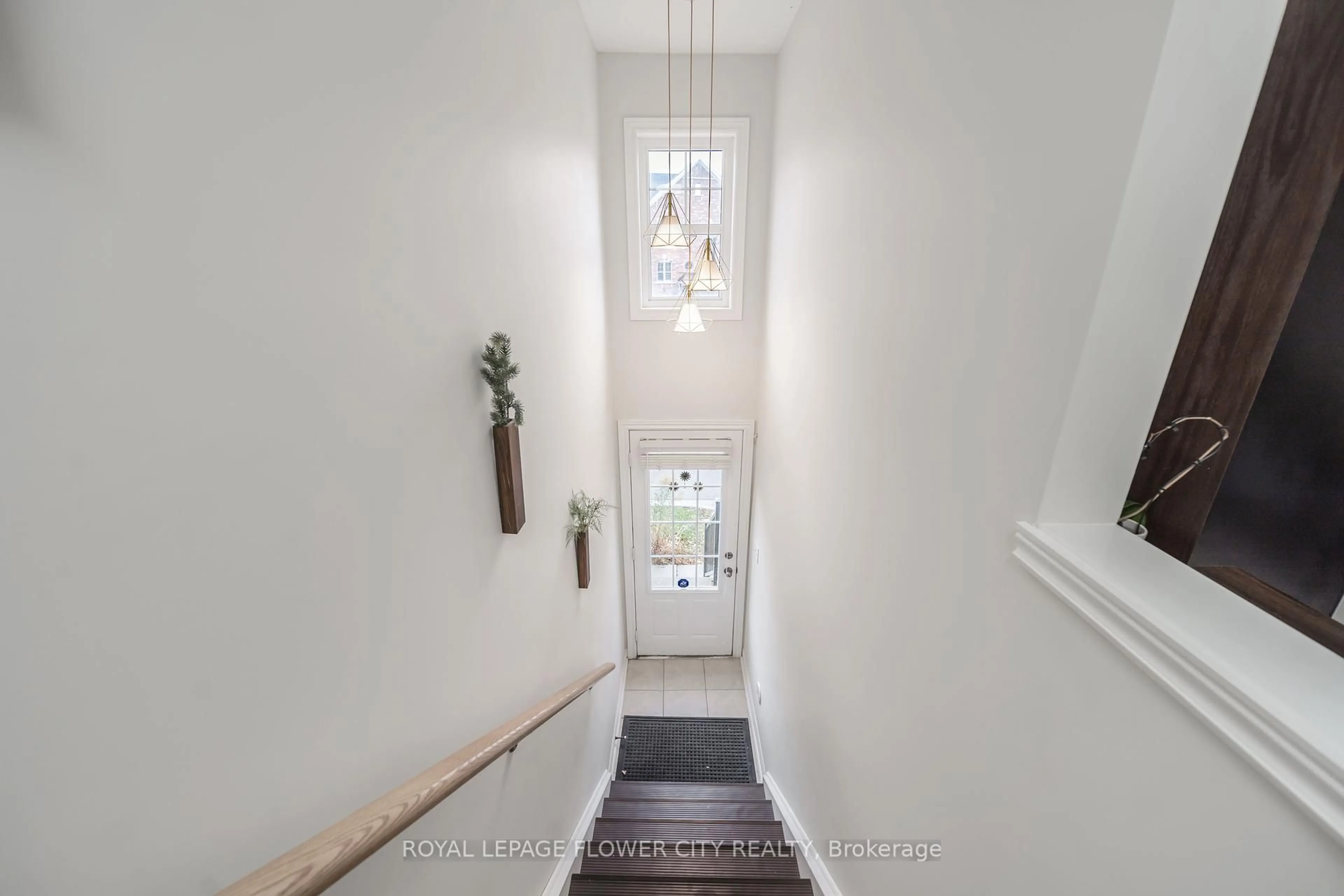 Indoor entryway for 33 Battalion Rd, Brampton Ontario L7A 4B5