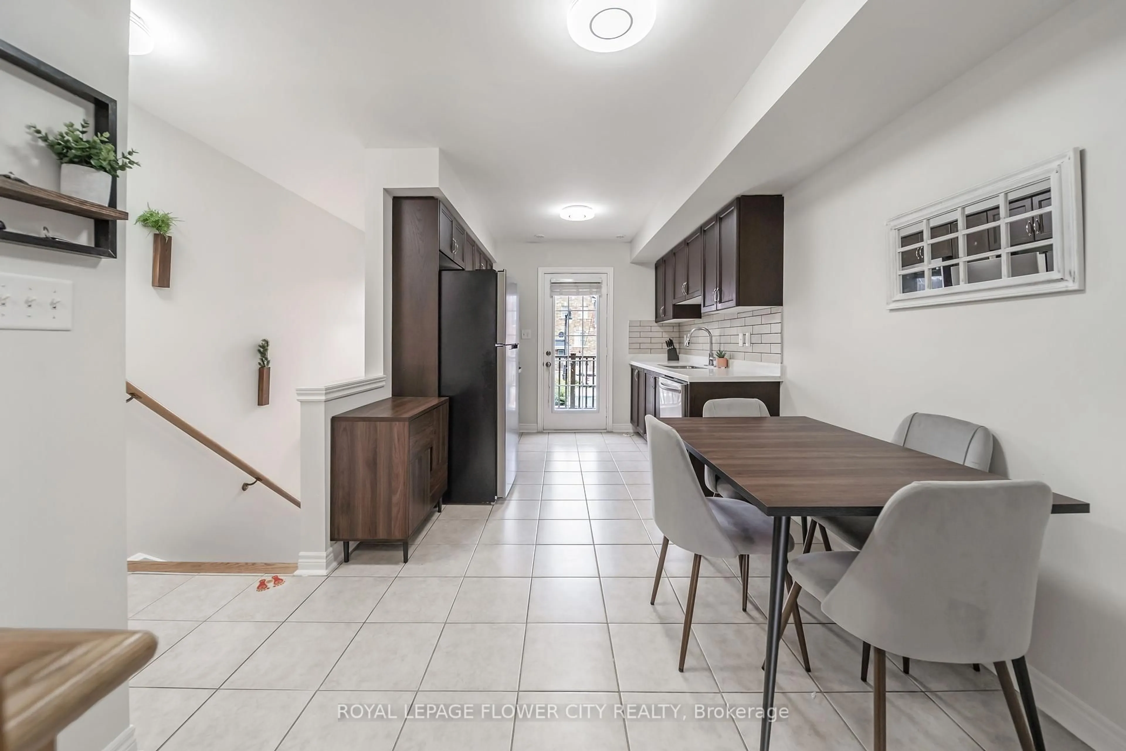 Open concept kitchen, ceramic/tile floor for 33 Battalion Rd, Brampton Ontario L7A 4B5