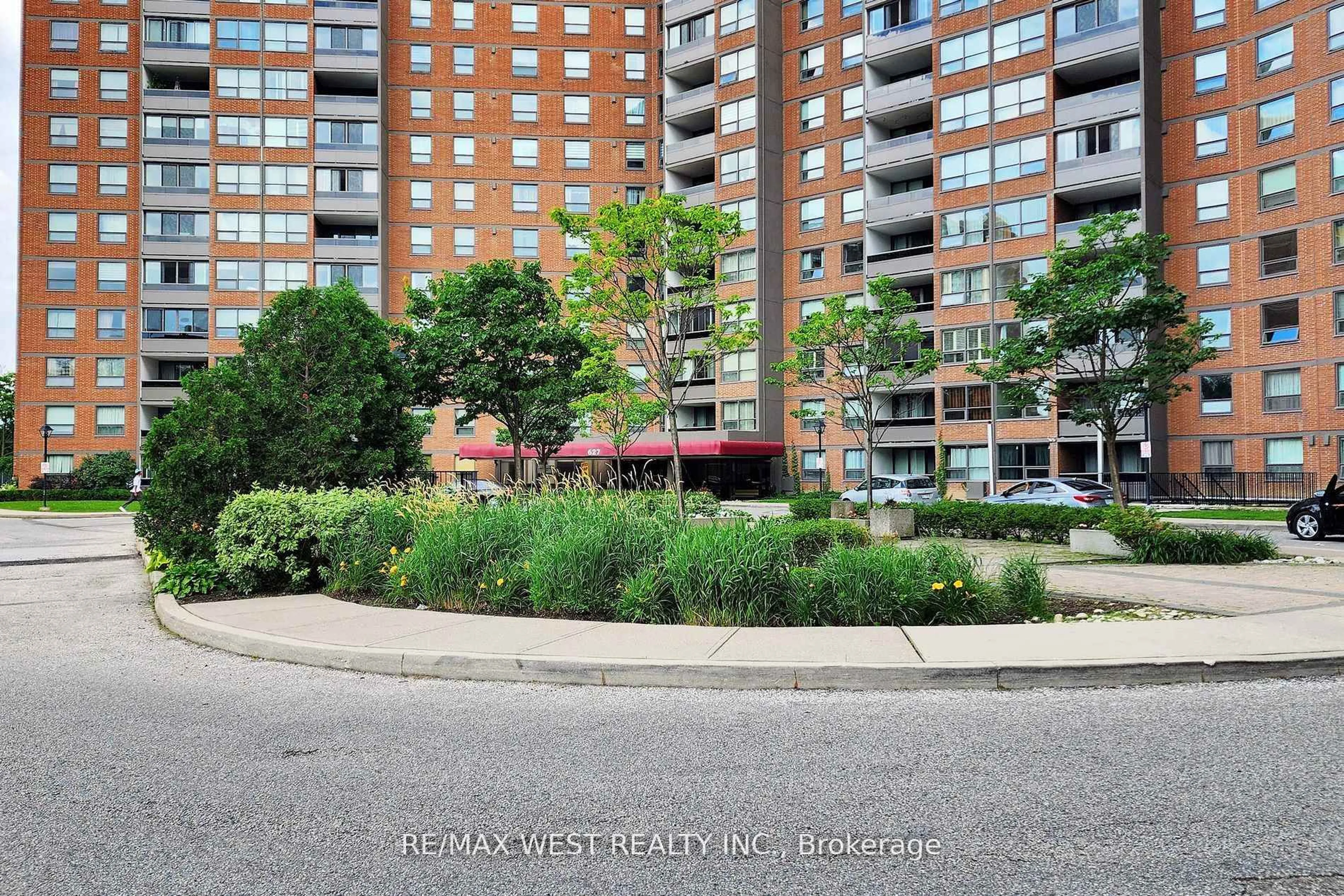 Patio, street for 627 The West Mall #1810, Toronto Ontario M9C 4X5