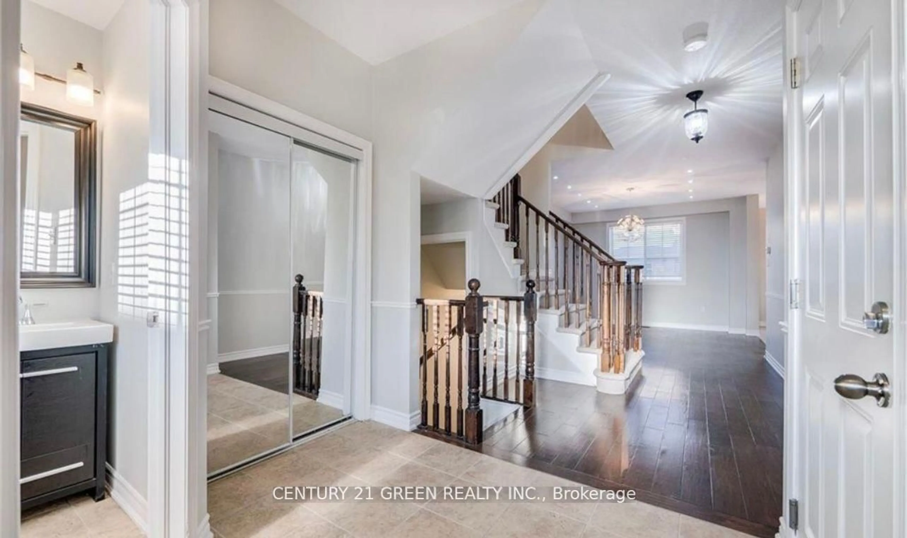 Indoor entryway for 569 Murray Meadows Pl, Milton Ontario L9T 8L8