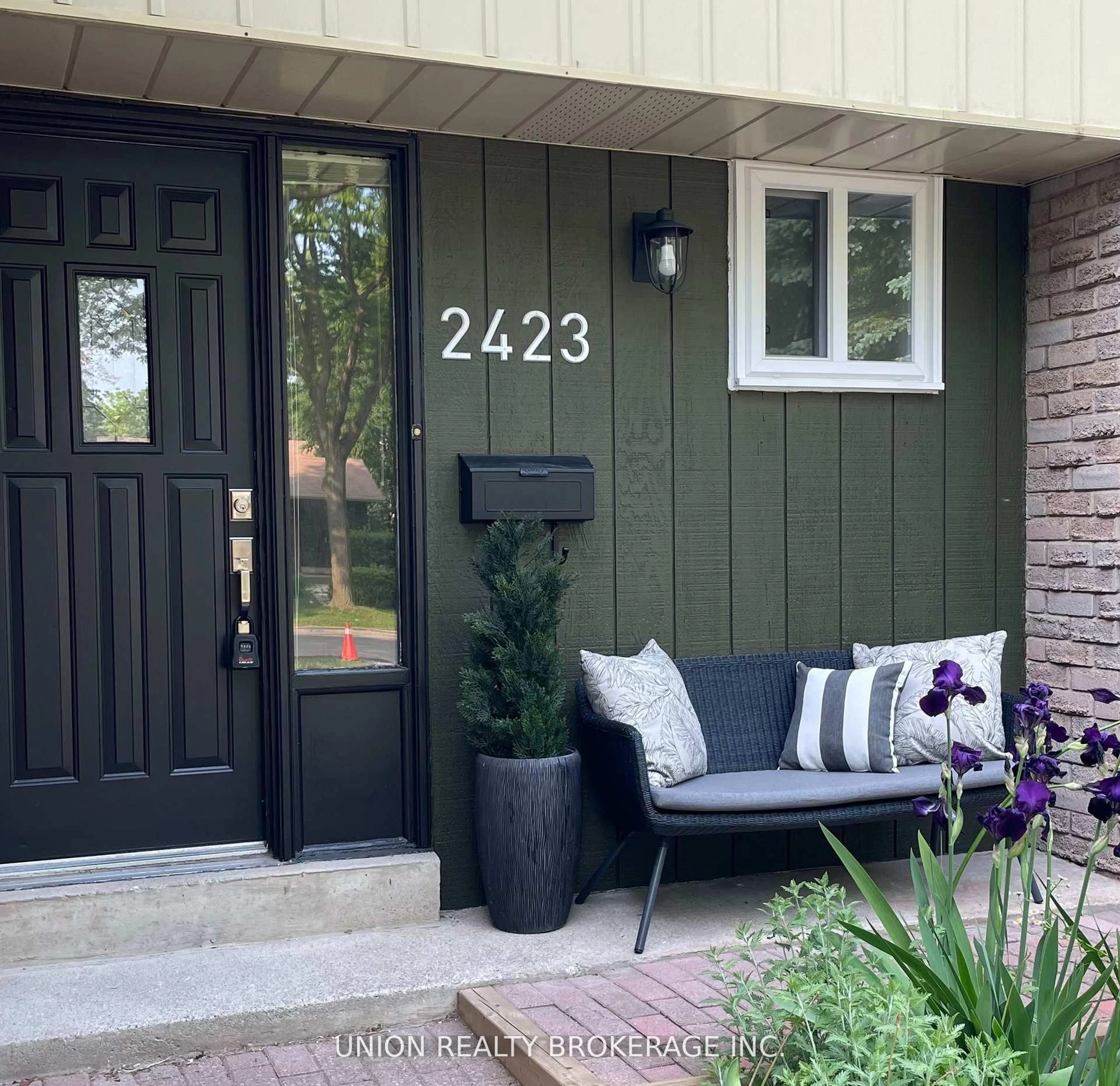 Indoor entryway for 2423 Brasilia Circ, Mississauga Ontario L5N 2E9