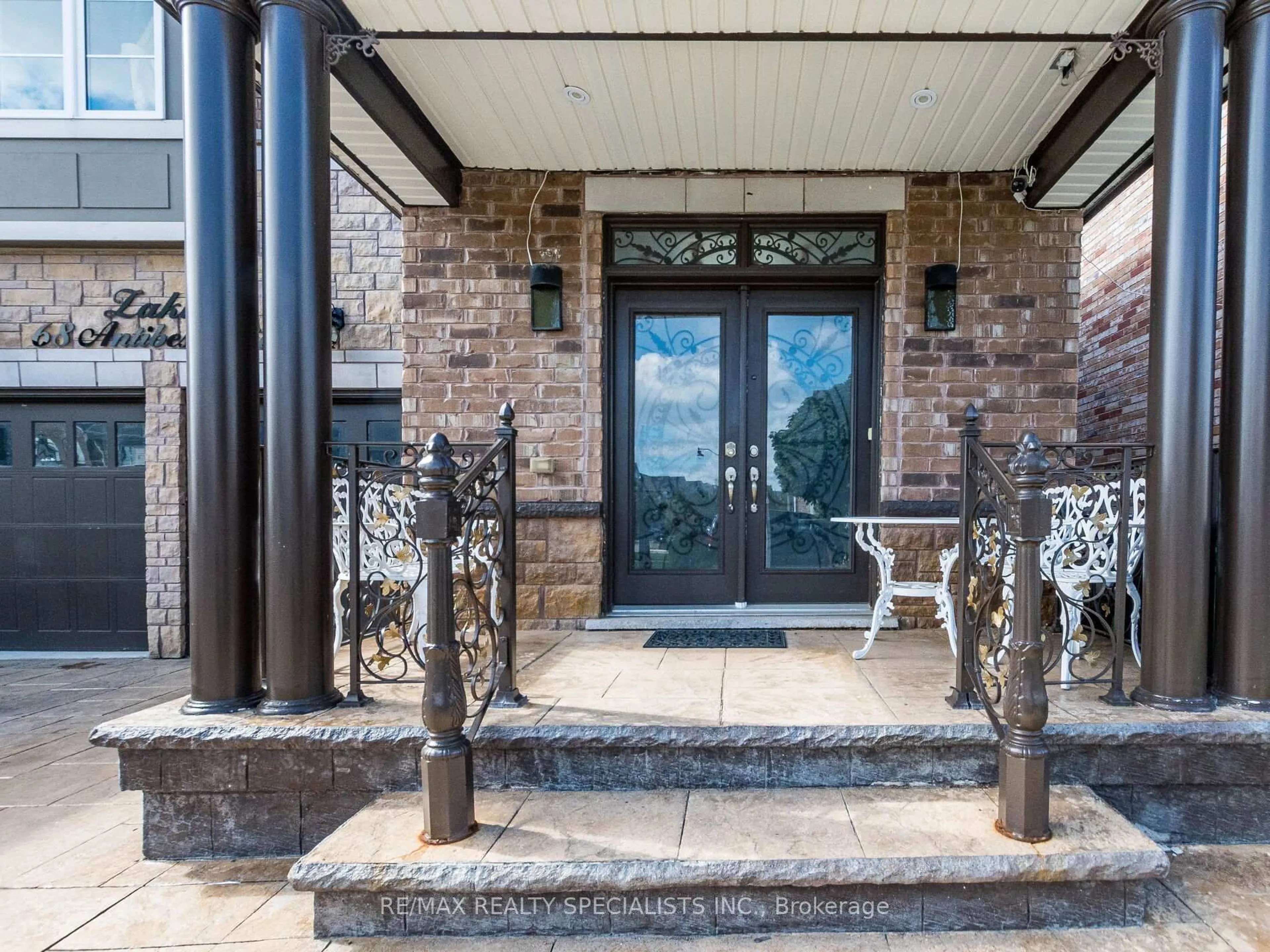 Indoor entryway for 68 Antibes Dr, Brampton Ontario L6X 5H5