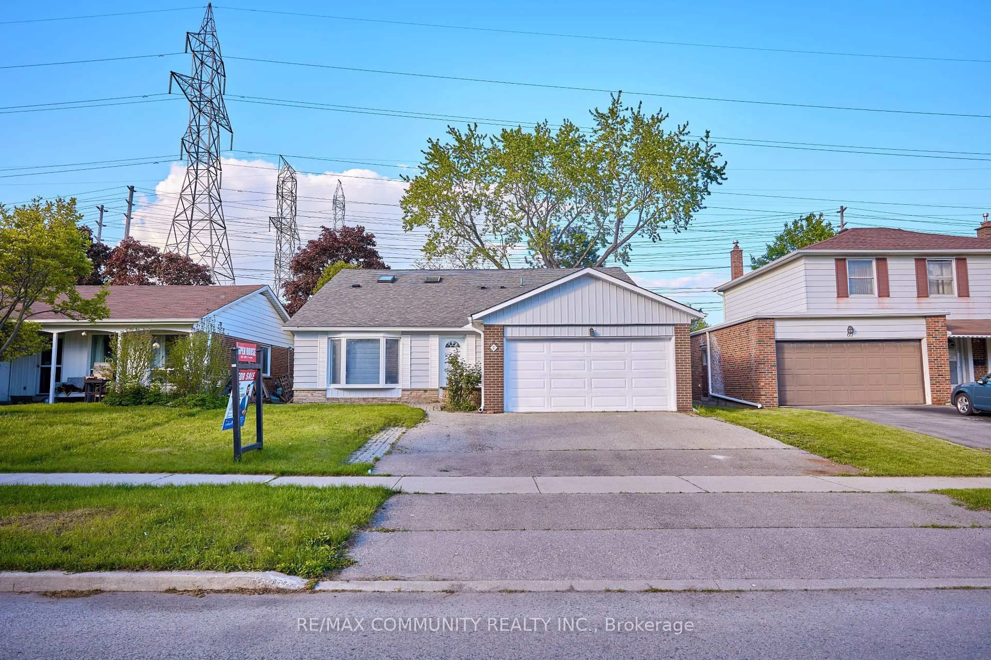 A pic from outside/outdoor area/front of a property/back of a property/a pic from drone, street for 71 Willowridge Rd, Toronto Ontario M9R 3Z2