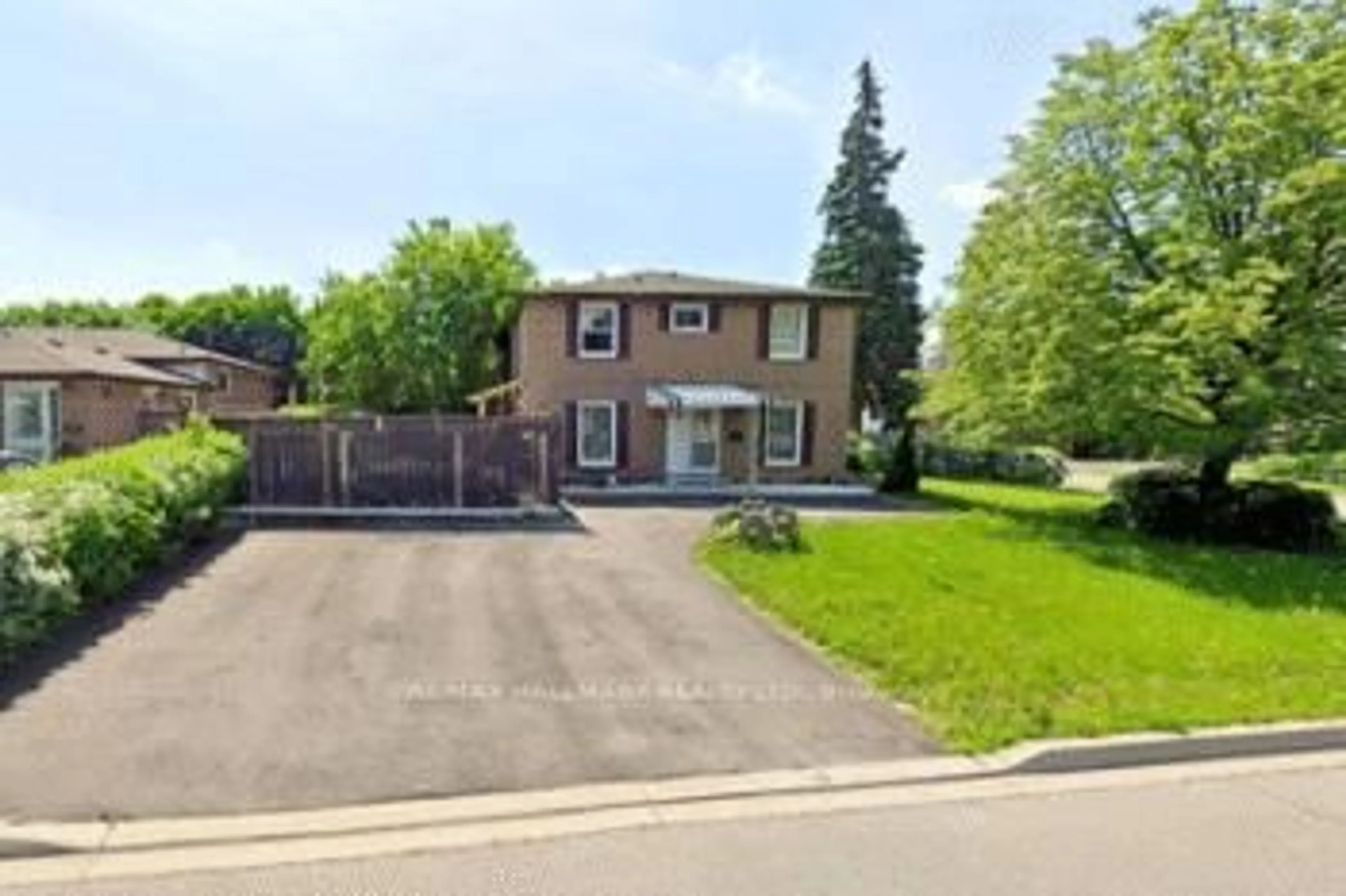 A pic from outside/outdoor area/front of a property/back of a property/a pic from drone, street for 3 Dunwich Pl, Brampton Ontario L6T 1K3