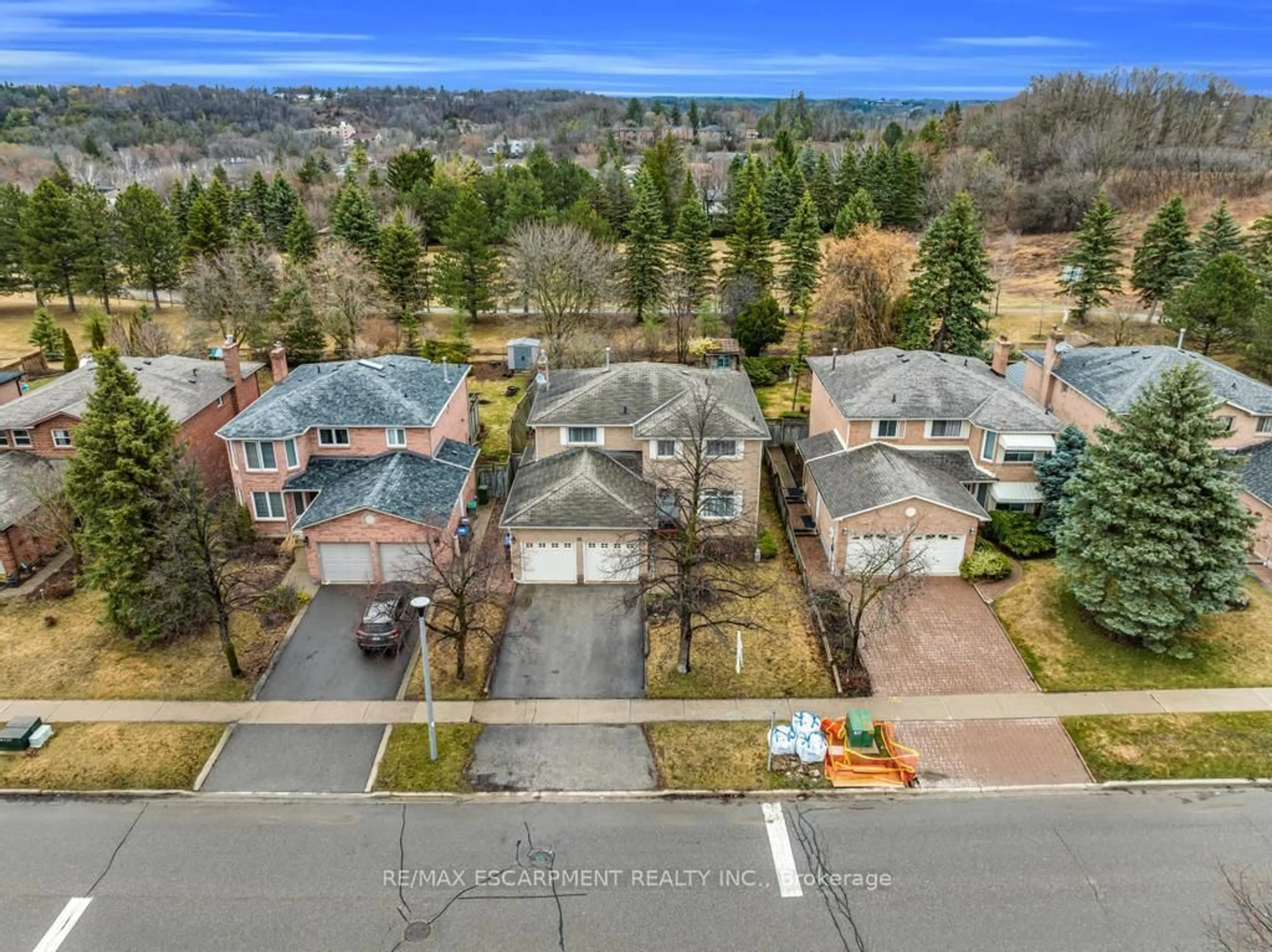 A pic from outside/outdoor area/front of a property/back of a property/a pic from drone, unknown for 15 Deer Valley Dr, Caledon Ontario L7E 2E3