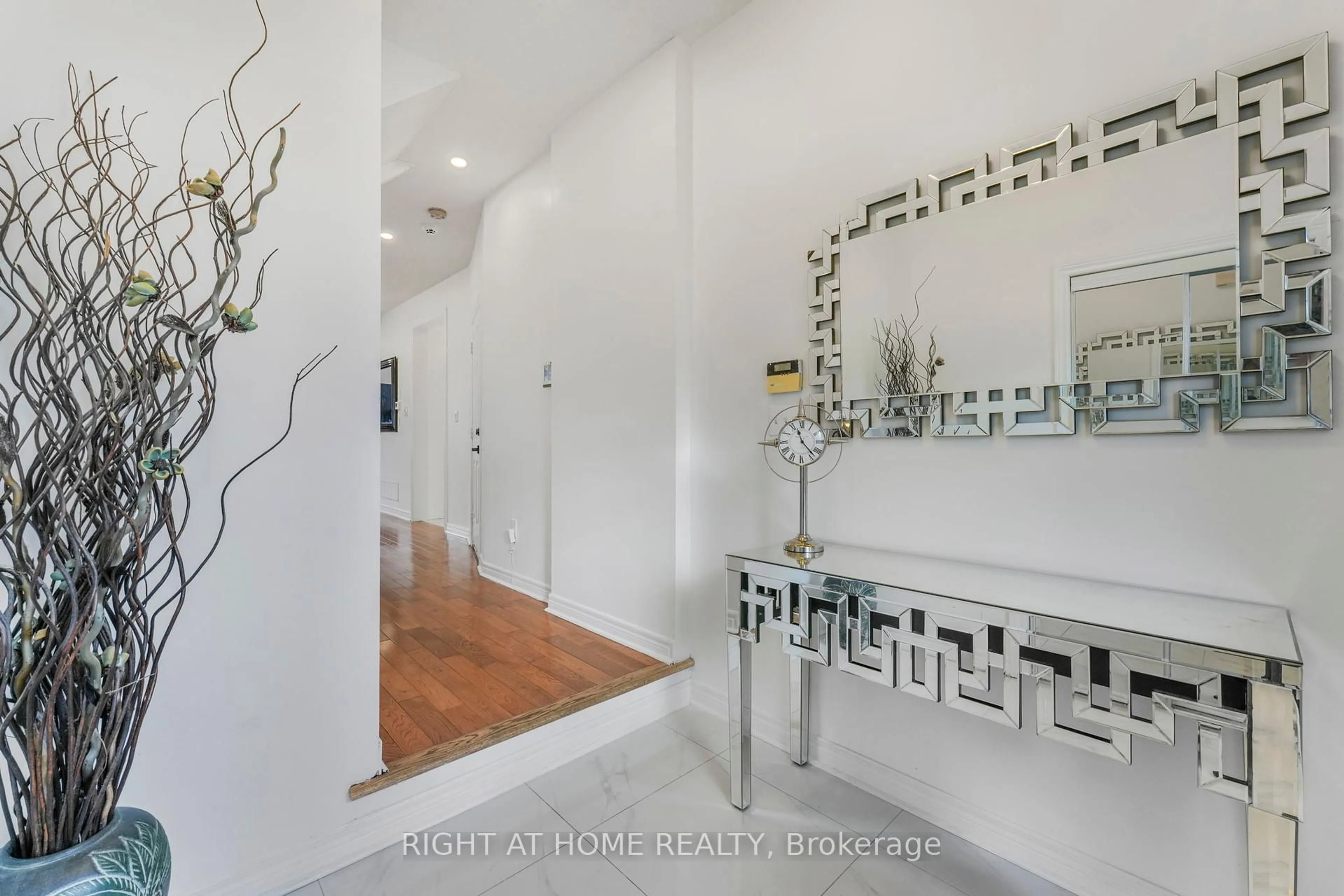 Indoor entryway for 5651 Patron cove, Mississauga Ontario L5M 7G4