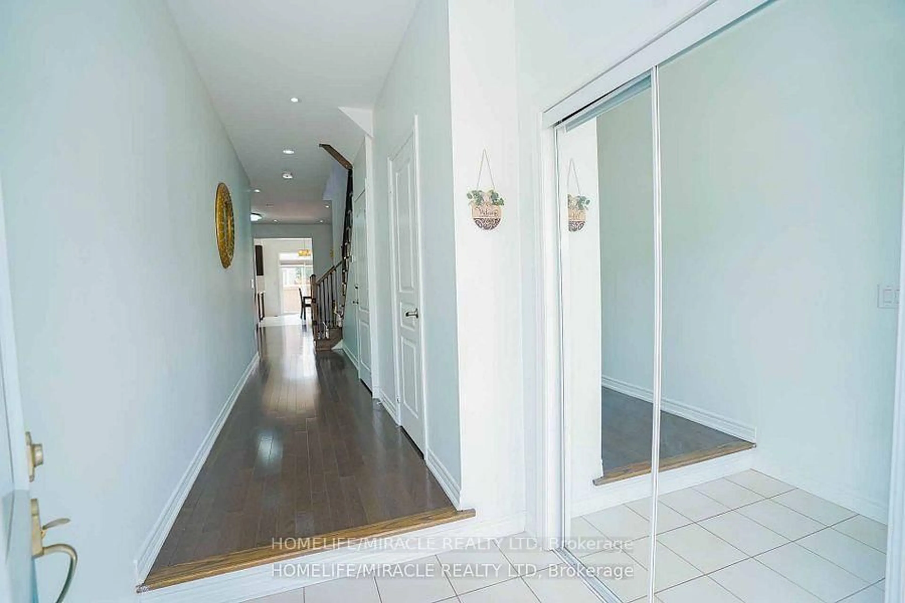 Indoor foyer for 79 Lesabre Cres, Brampton Ontario L6P 3Z9