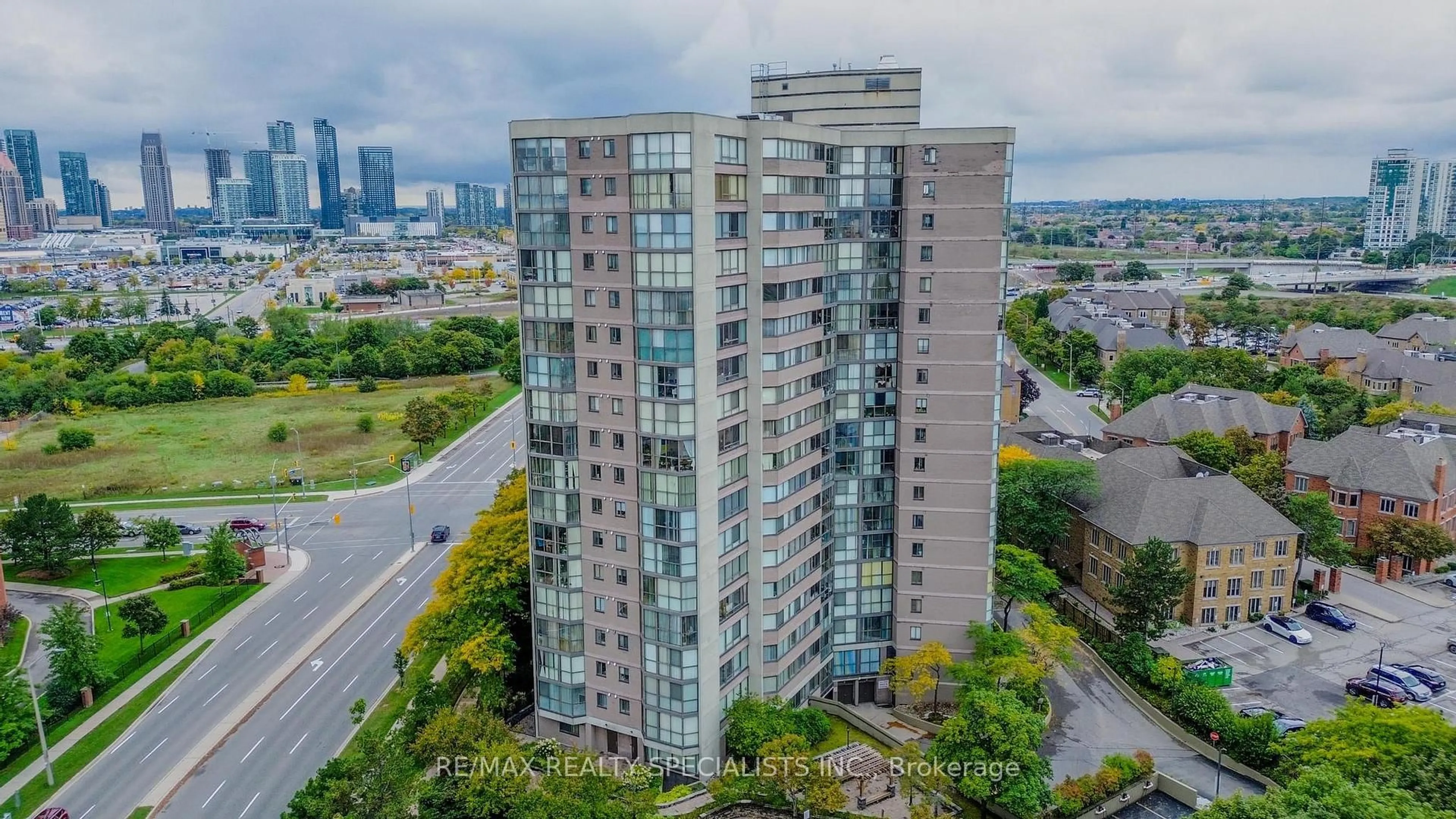 A pic from outside/outdoor area/front of a property/back of a property/a pic from drone, city buildings view from balcony for 4235 Sherwoodtowne Blvd #1808, Mississauga Ontario L4Z 1W3