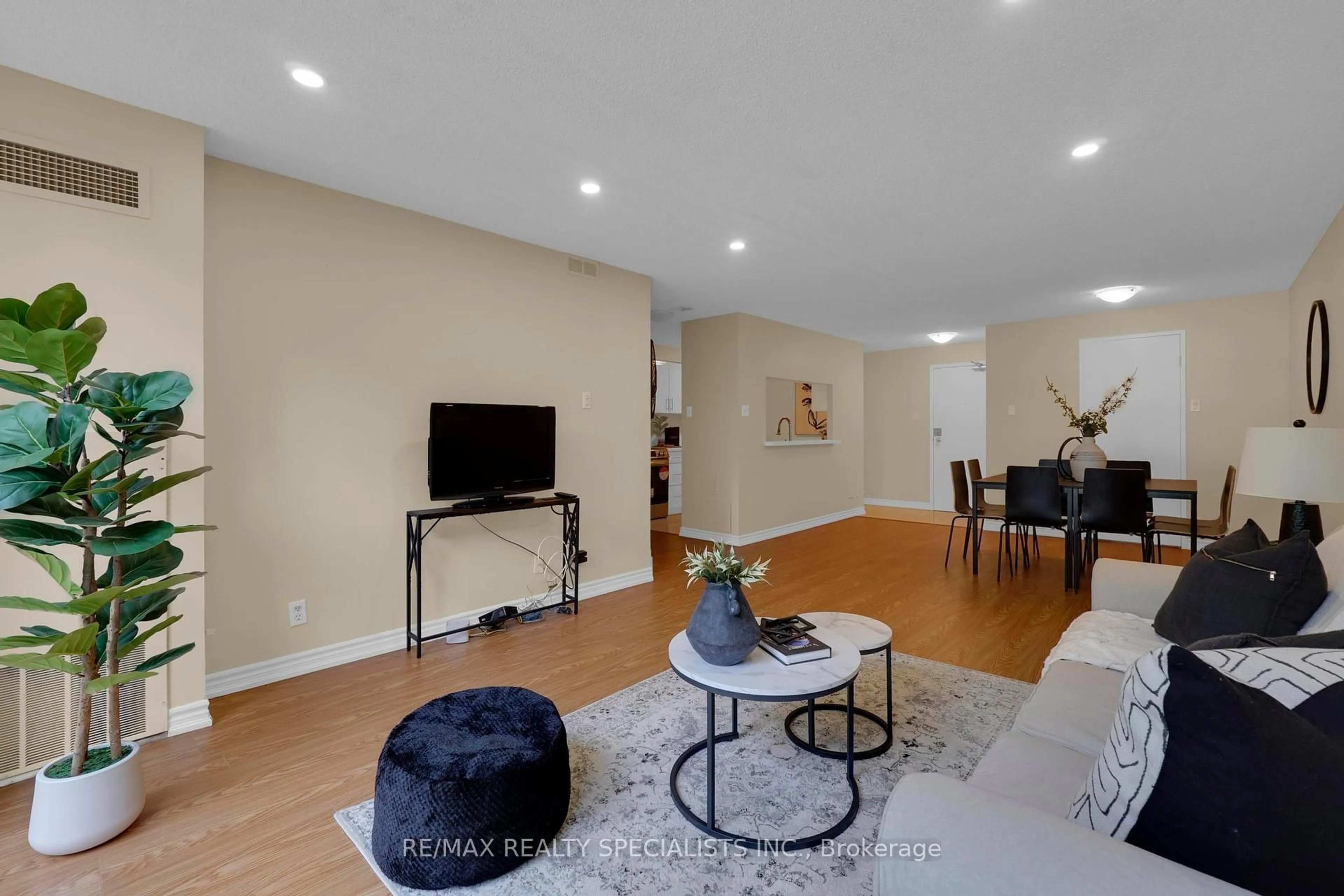Living room with furniture, unknown for 35 Trailwood Dr #113, Mississauga Ontario L4Z 3L6