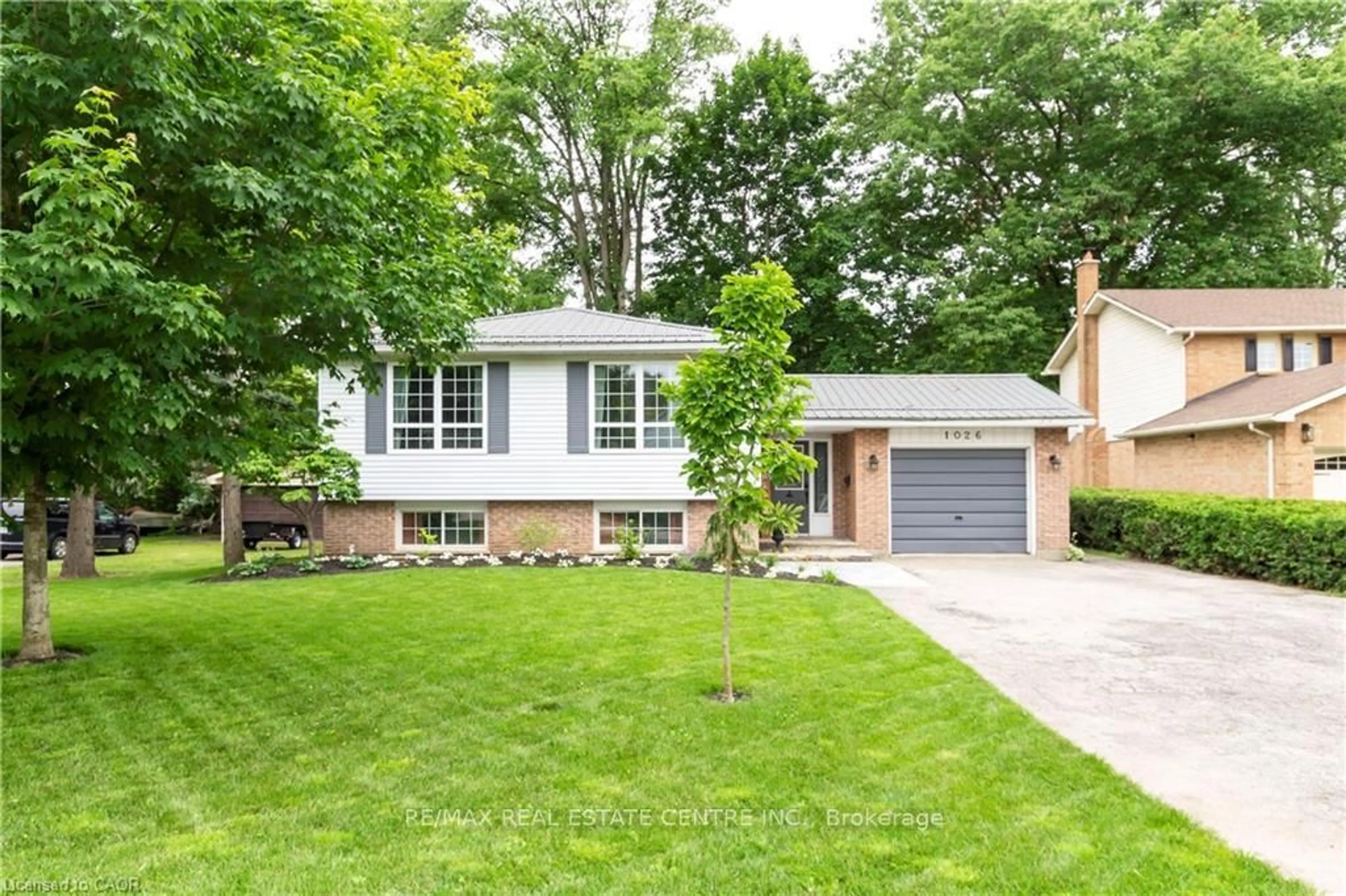 Home with brick exterior material, street for 1026 St Matthews Ave, Burlington Ontario L1T 2J4