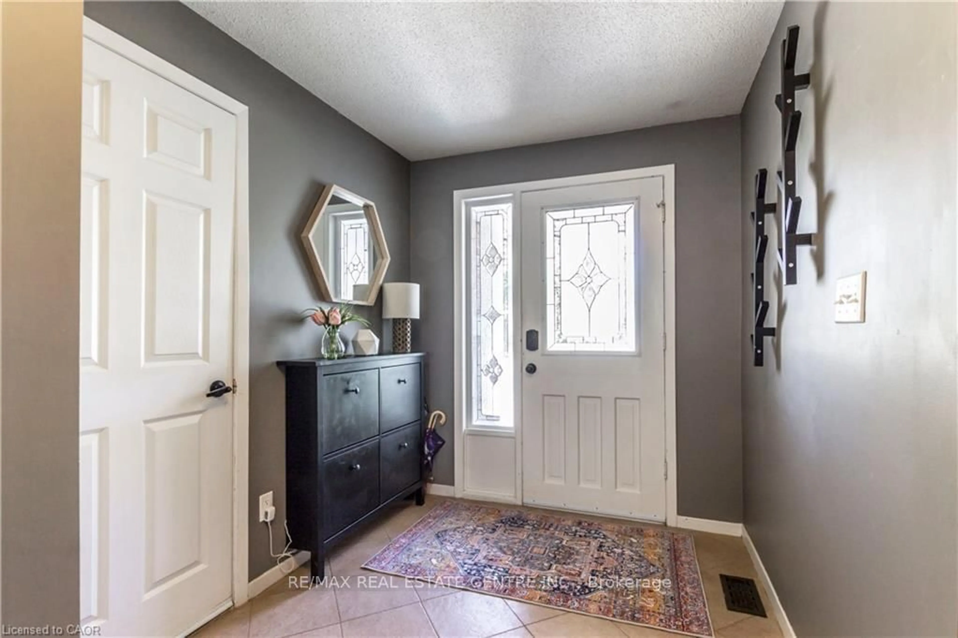 Indoor entryway for 1026 St Matthews Ave, Burlington Ontario L1T 2J4