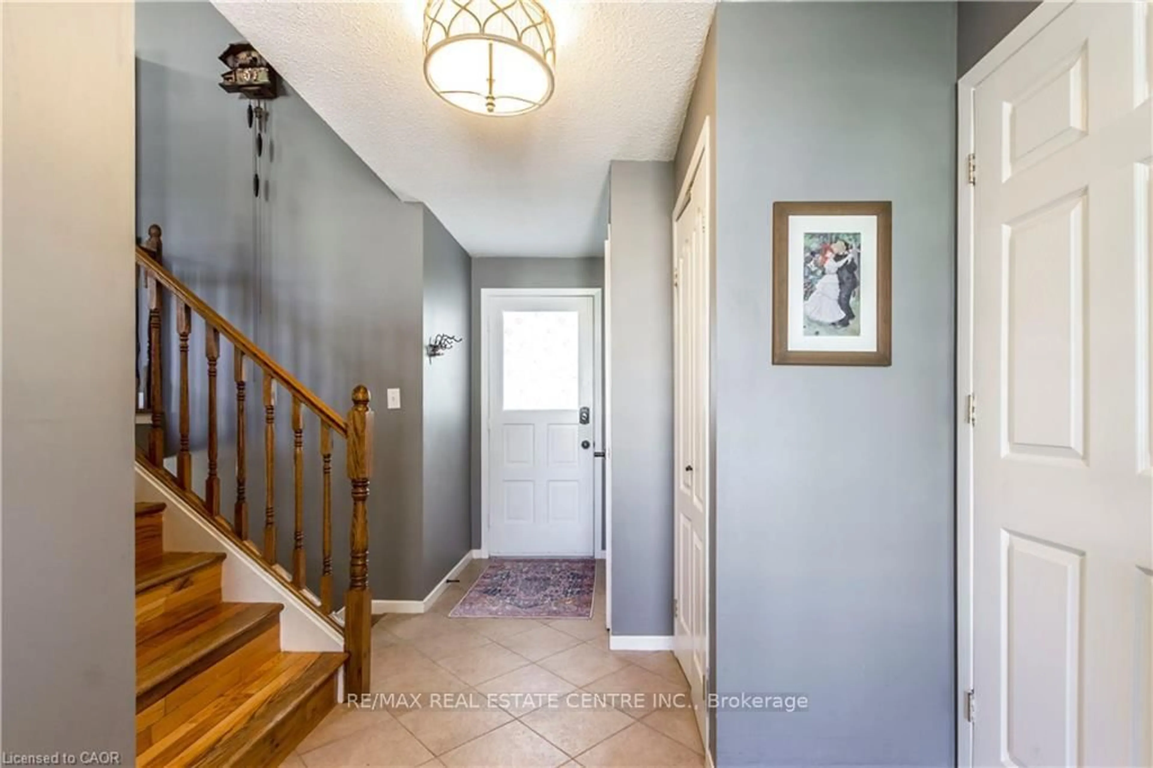Indoor entryway for 1026 St Matthews Ave, Burlington Ontario L1T 2J4