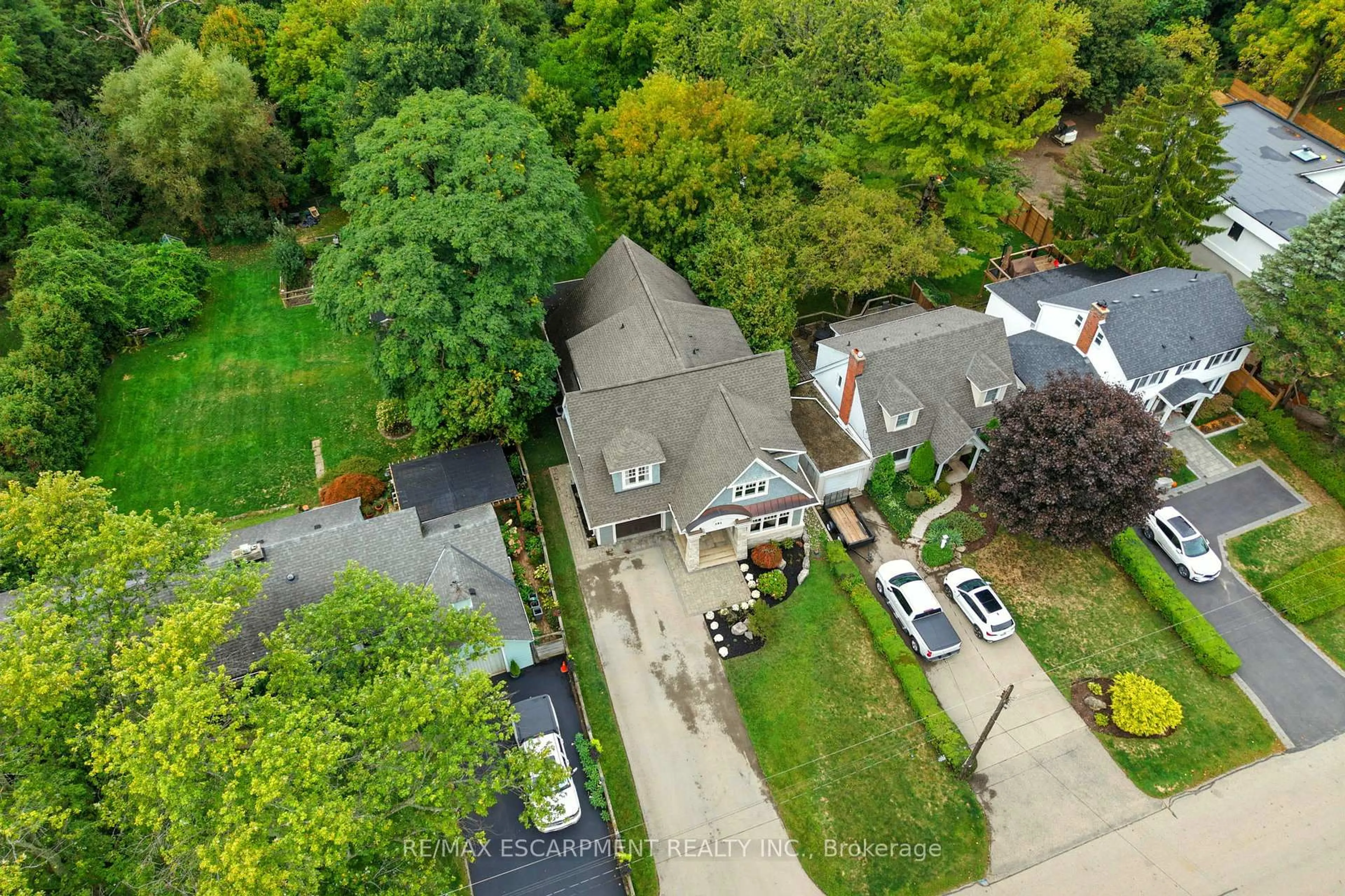 A pic from outside/outdoor area/front of a property/back of a property/a pic from drone, street for 391 Patricia Dr, Burlington Ontario L7T 1J9