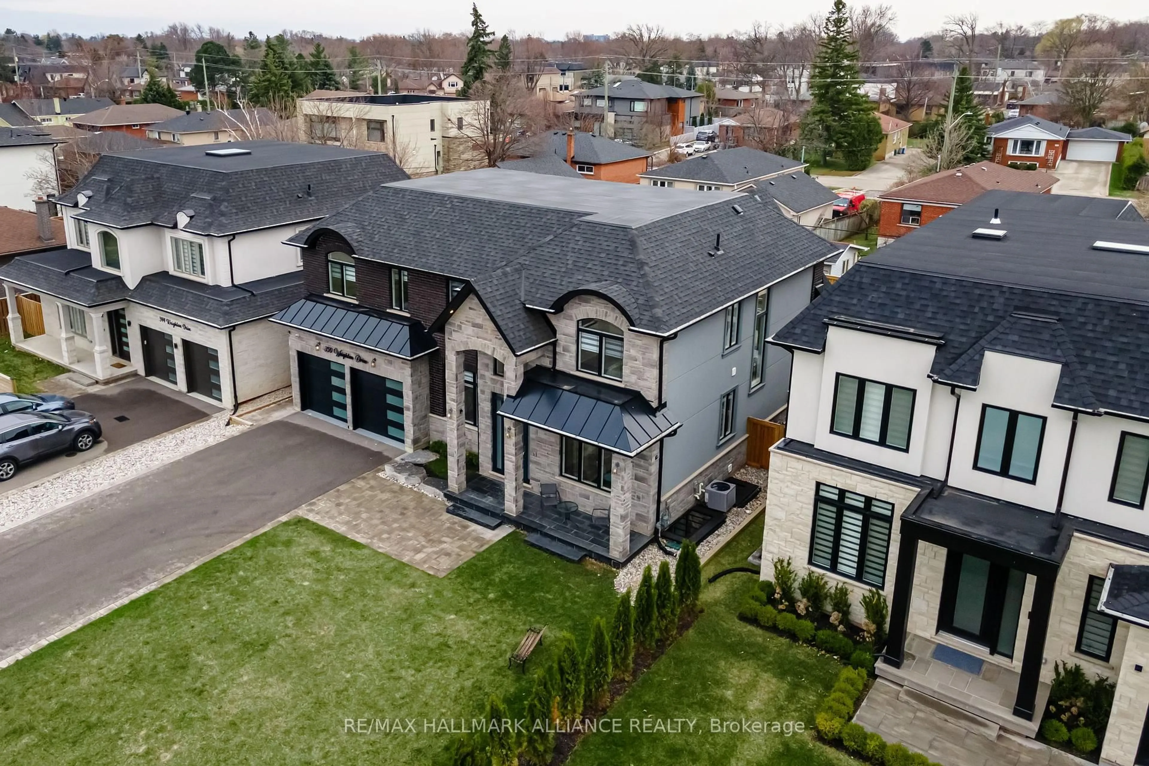 A pic from outside/outdoor area/front of a property/back of a property/a pic from drone, street for 350 Weighton Dr, Oakville Ontario L6K 2R4