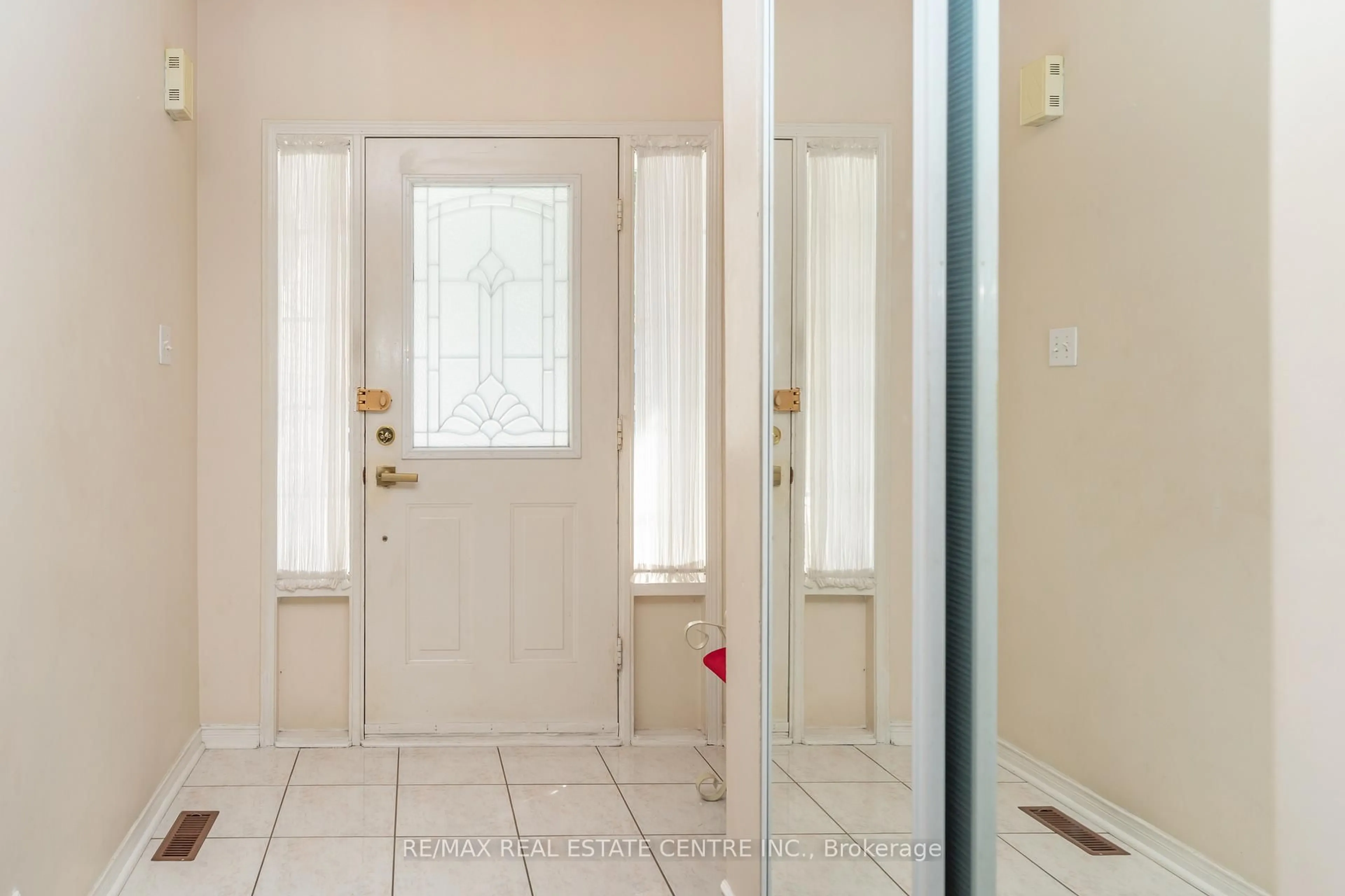 Indoor entryway for 54 Iceland Poppy Tr, Brampton Ontario L7A 0M9