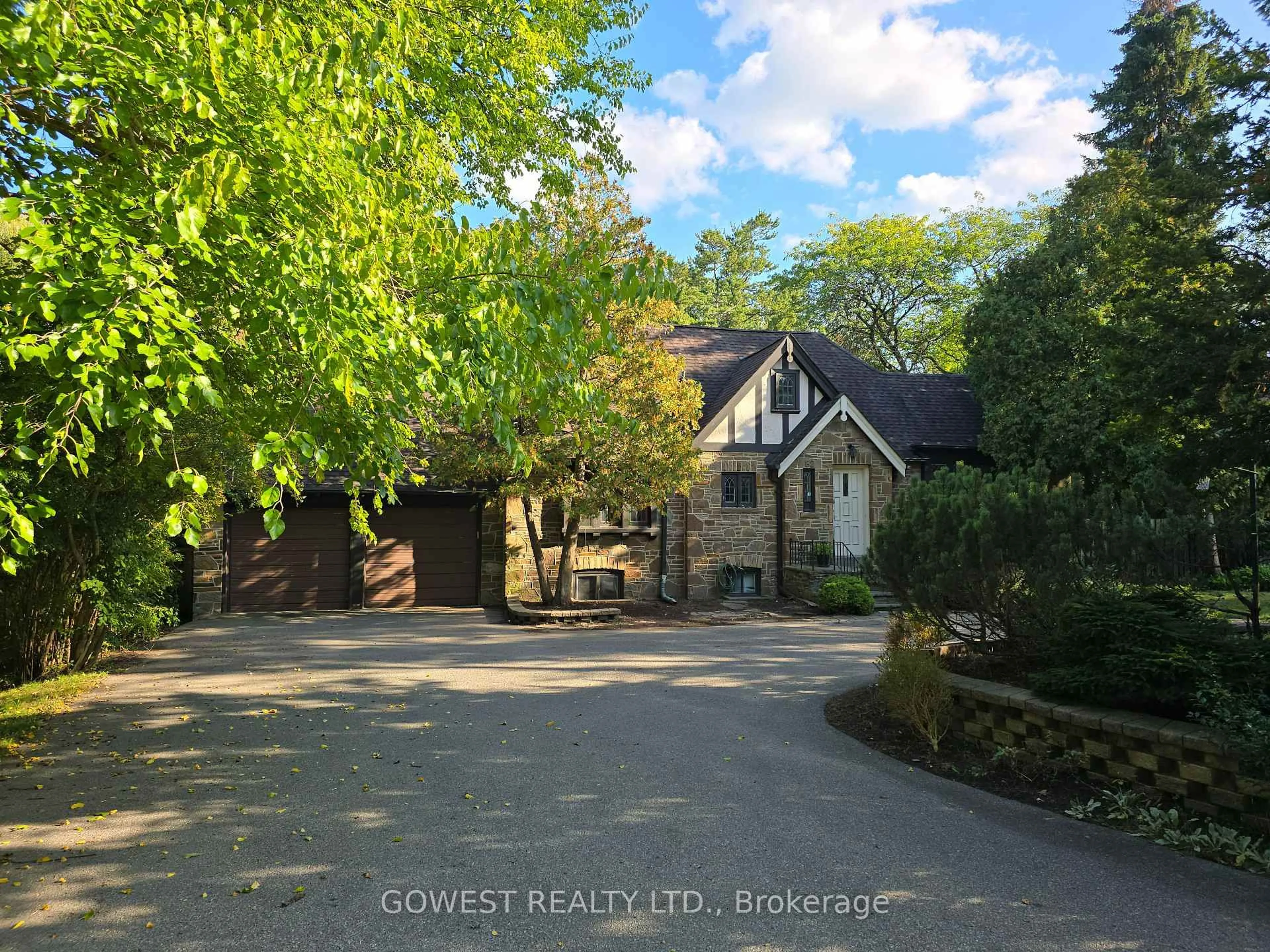 A pic from outside/outdoor area/front of a property/back of a property/a pic from drone, street for 62 Pinewood Tr, Mississauga Ontario L5G 2L1
