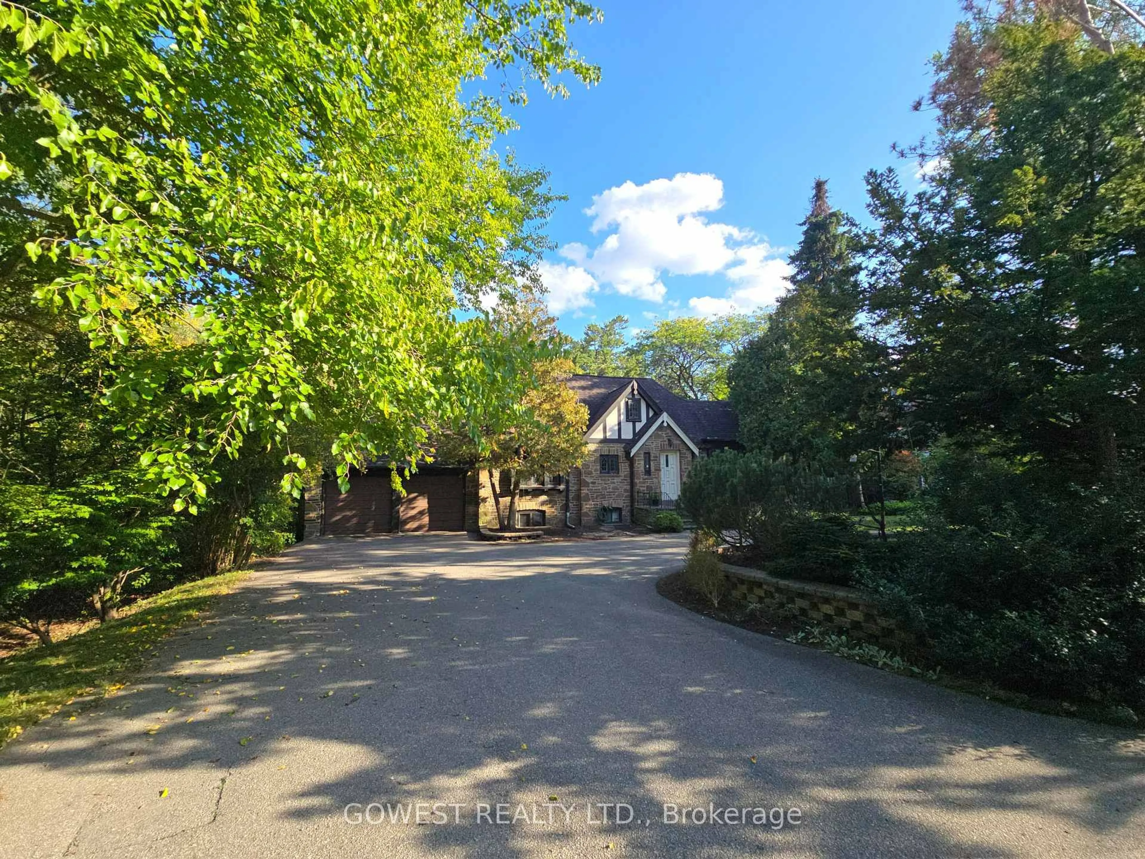 A pic from outside/outdoor area/front of a property/back of a property/a pic from drone, street for 62 Pinewood Tr, Mississauga Ontario L5G 2L1