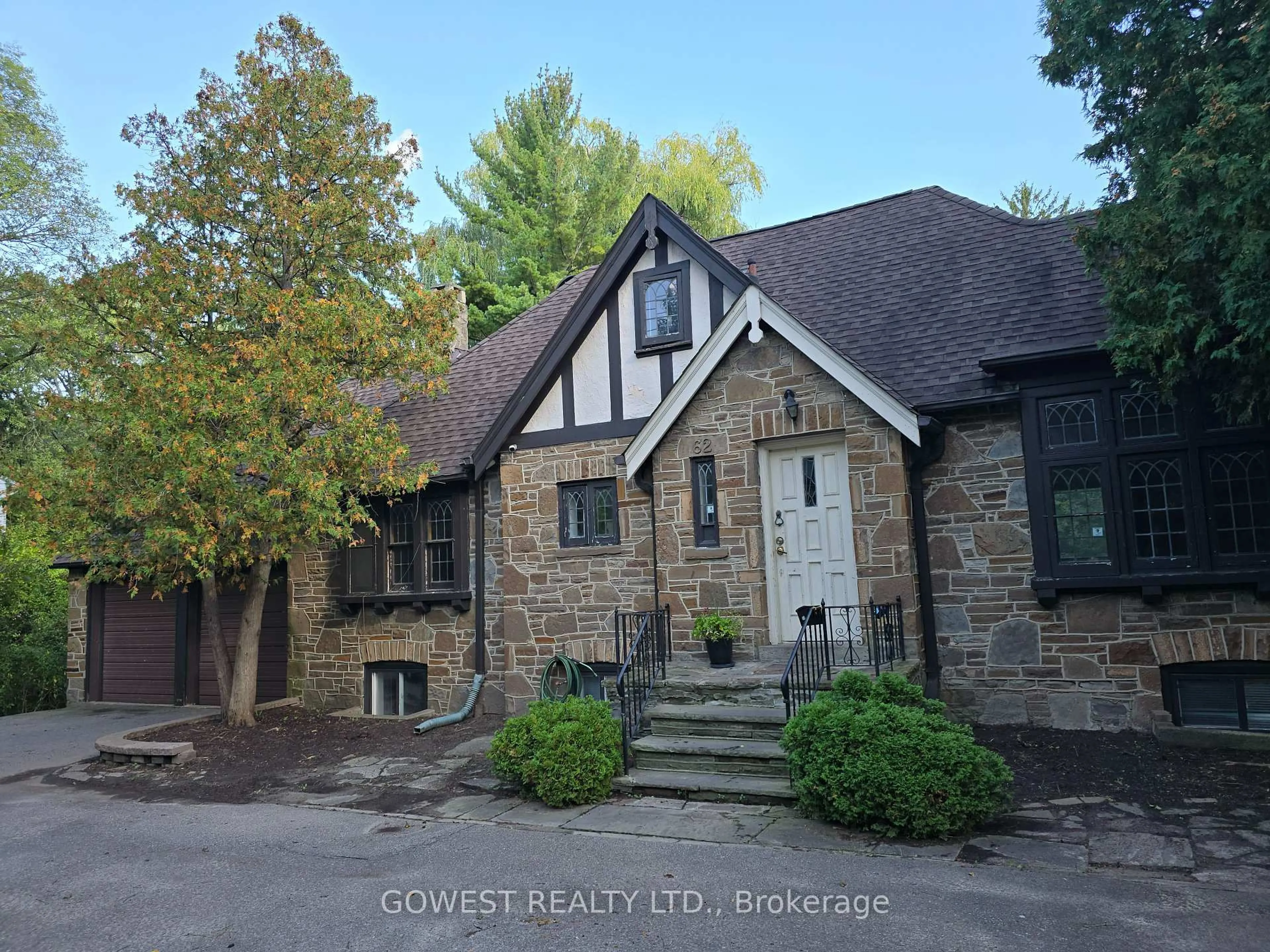 Home with brick exterior material, street for 62 Pinewood Tr, Mississauga Ontario L5G 2L1