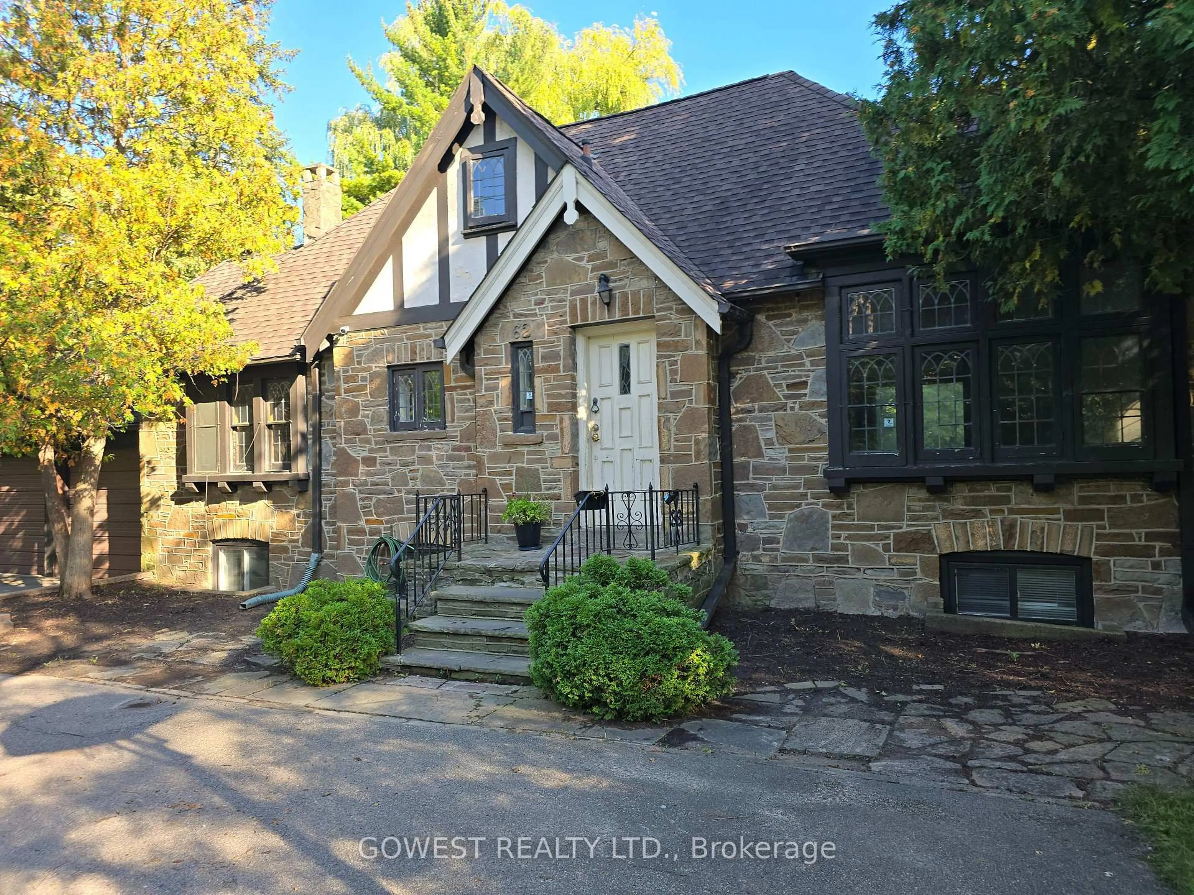 Home with brick exterior material, street for 62 Pinewood Tr, Mississauga Ontario L5G 2L1