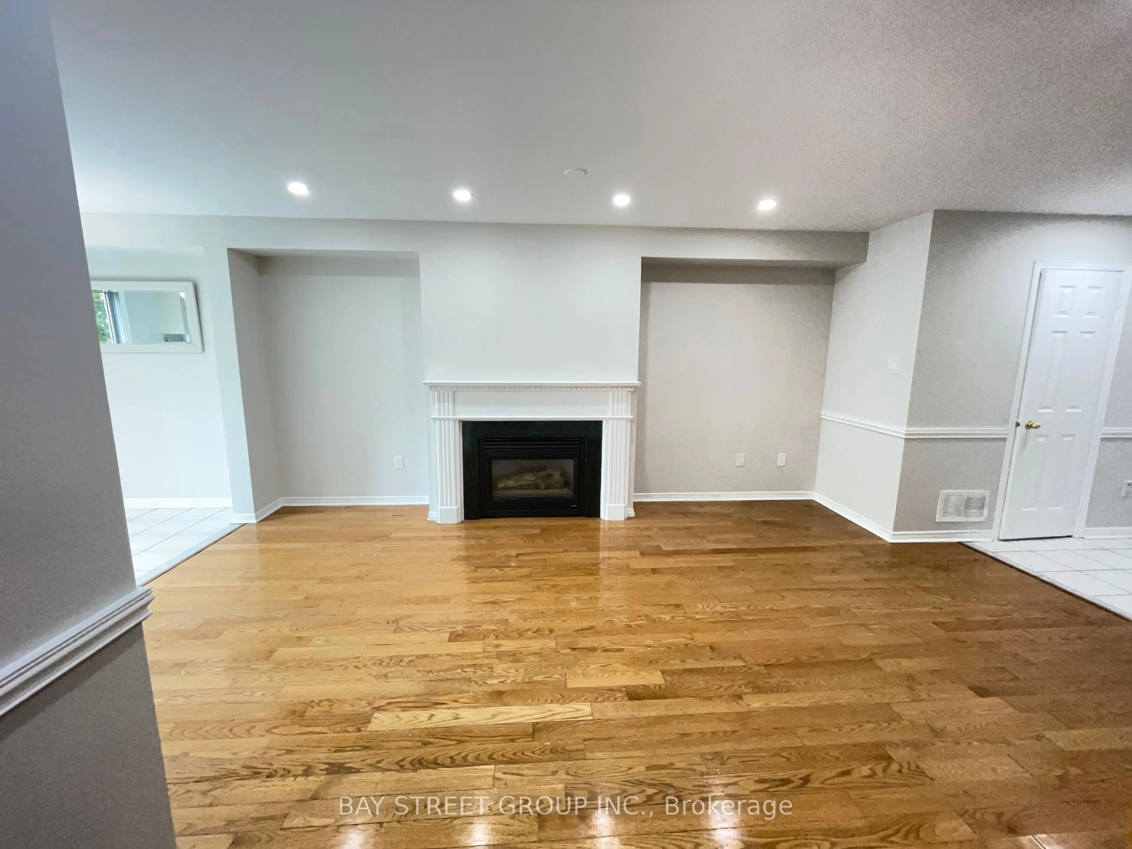 A pic of a room for 4404 Vallence Dr, Burlington Ontario L7L 6J7