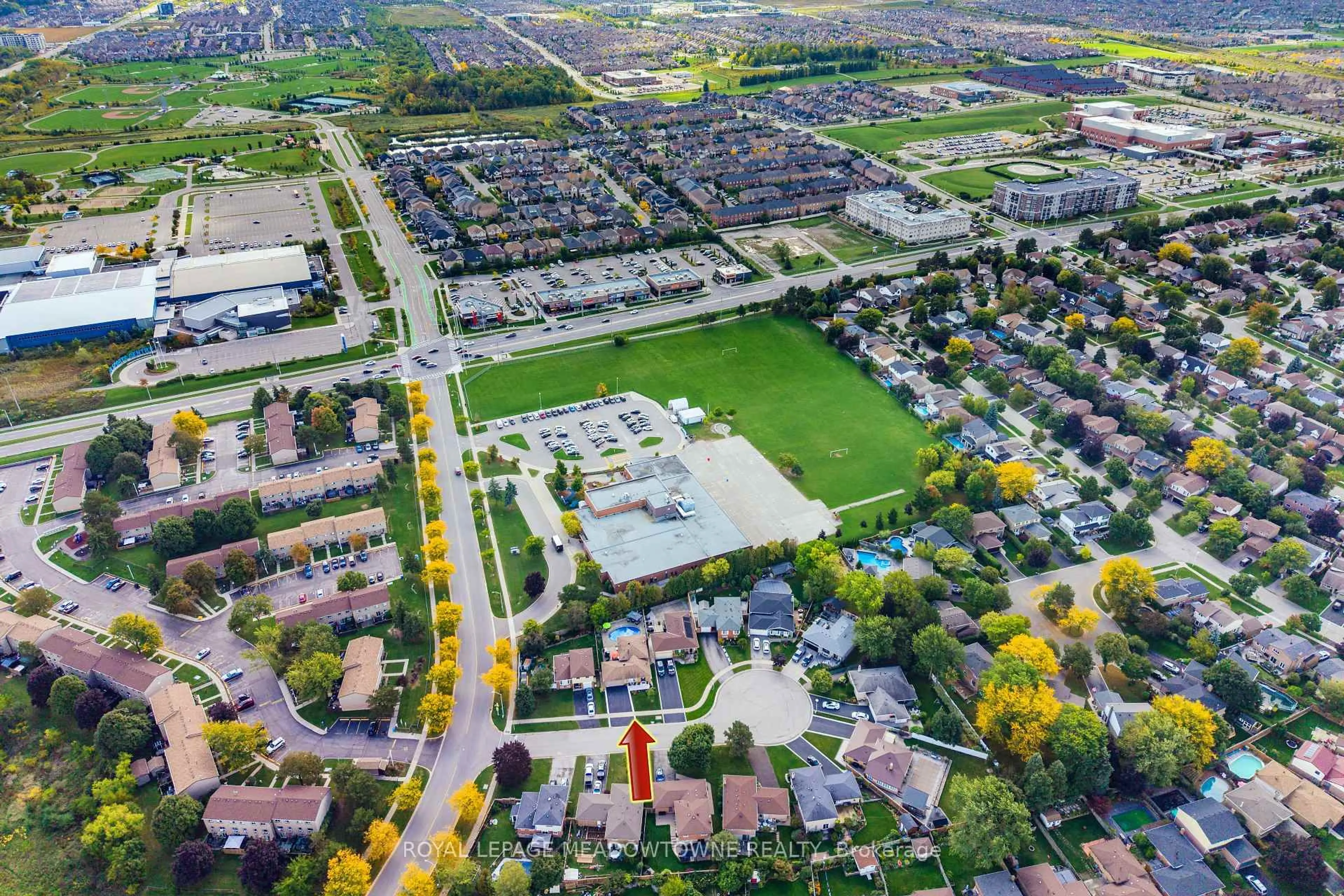 A pic from outside/outdoor area/front of a property/back of a property/a pic from drone, street for 272 Oriole Crt, Milton Ontario L9T 3R4